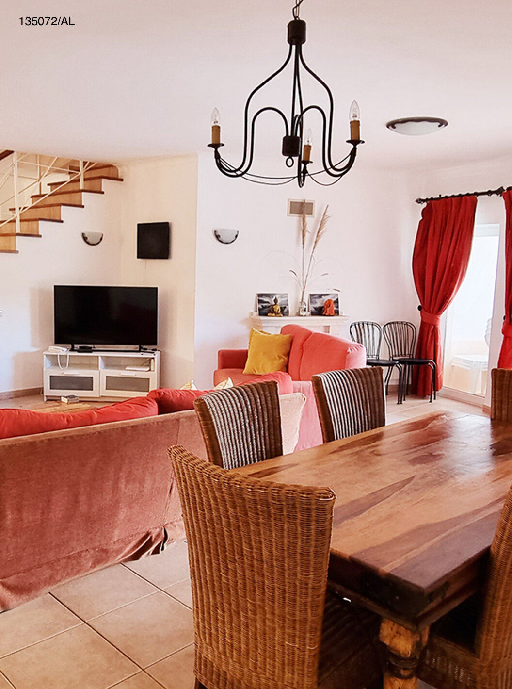 La villa Pestana Carvoeiro Golf V3 Estándar tiene una sala de estar con sofás, sillones y mesa con sillas