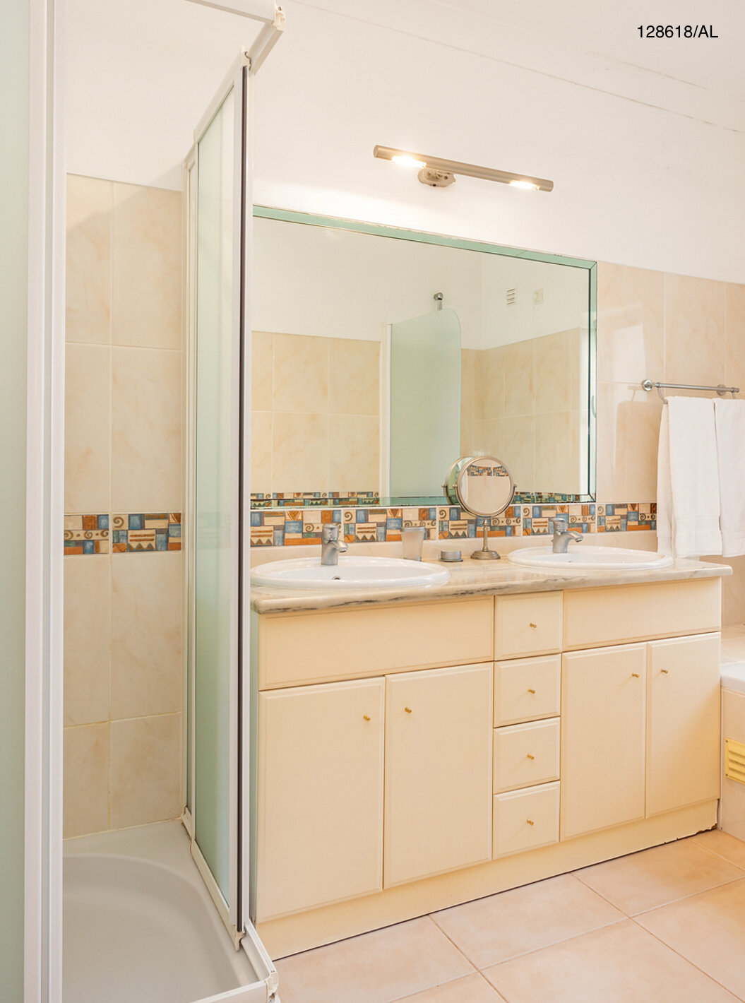 La villa Pestana Carvoeiro Golf V3 Superior tiene un baño con bañera, ducha y lavabo con espejo