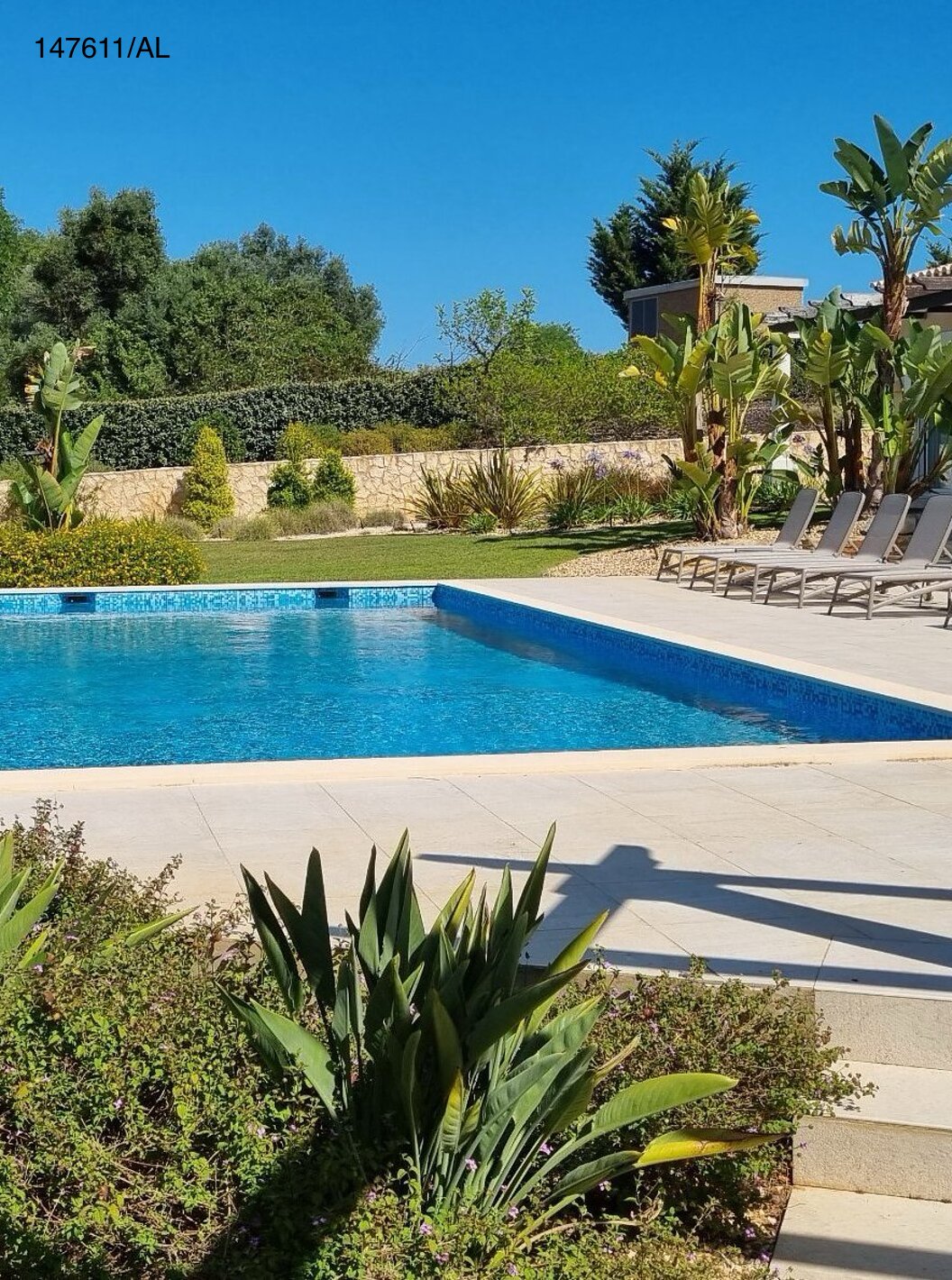 La villa Pestana Carvoeiro Golf V5 Superior tiene un patio exterior con piscina, césped y tumbonas