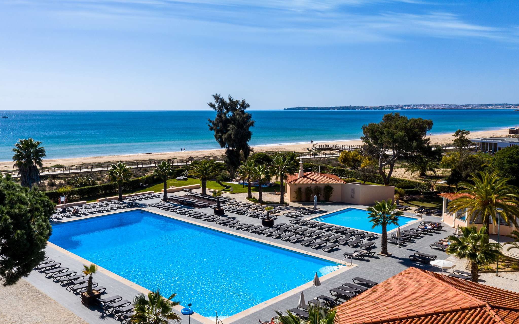Vista exterior de Pestana Dom João II, un hotel de 4 estrellas frente a la playa en Alvor
