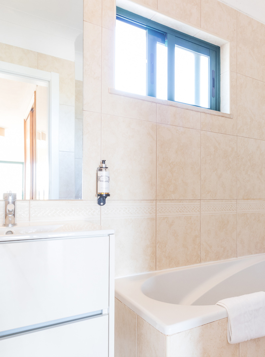 El estudio en Pestana Gramacho Residences tiene baño con bañera, ducha, ventana y toalla blanca