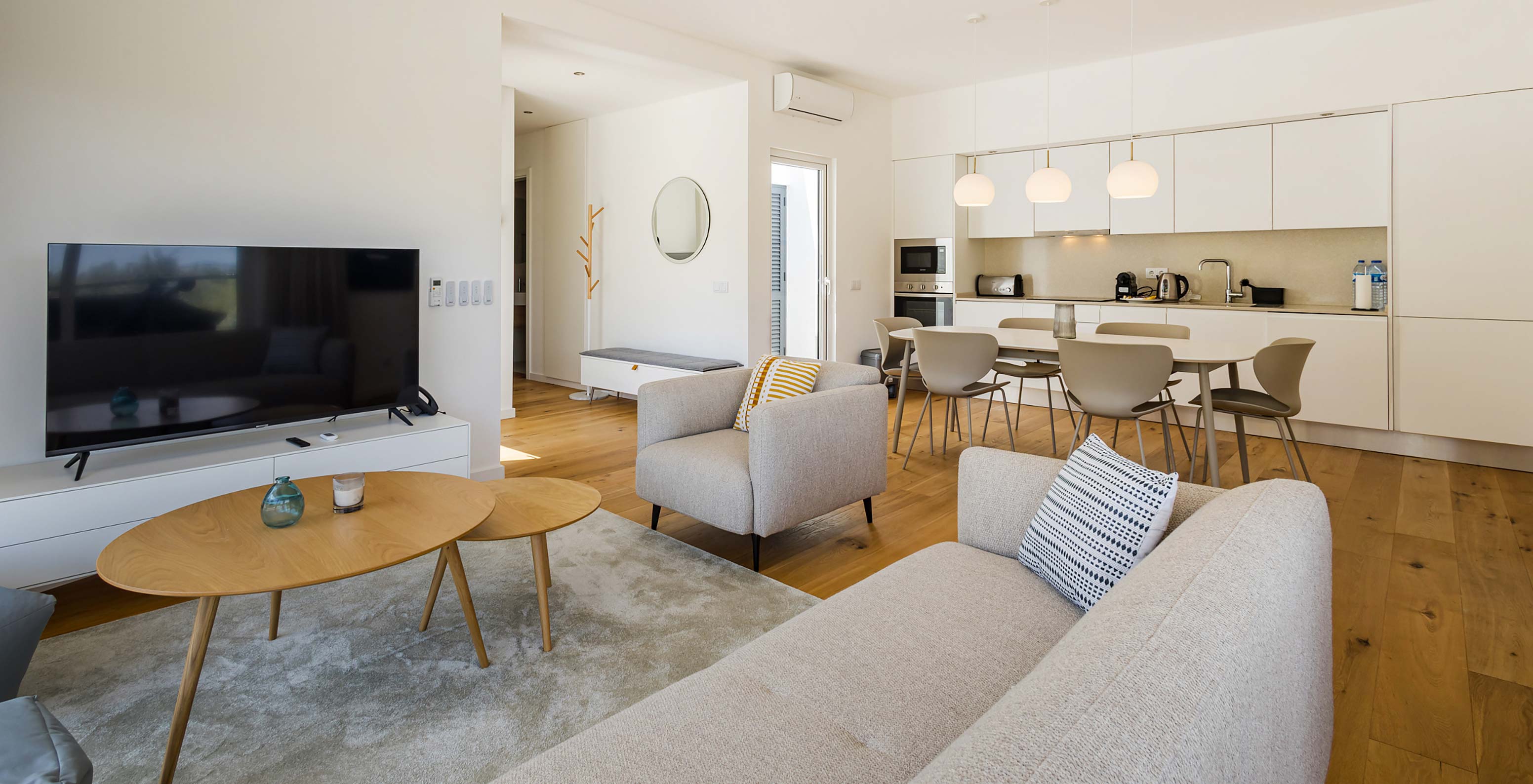 Villa en Pestana Valley Nature Village con una mesa de comedor, un sofá y una televisión