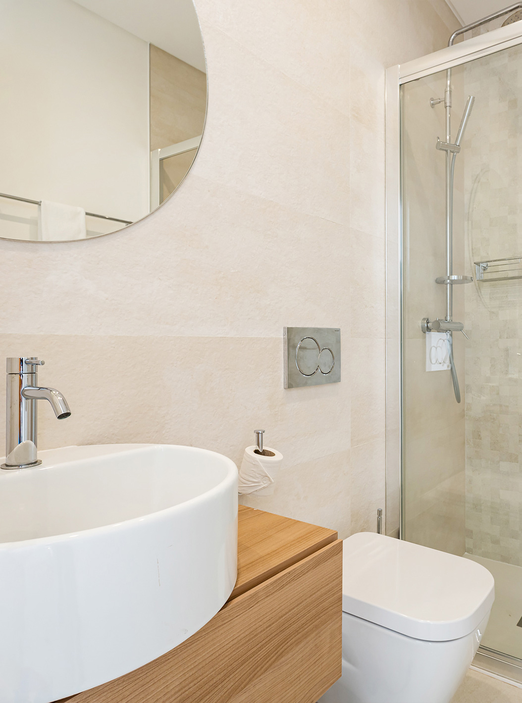 Villa Premium 3 dormitorios - 4 adultos en Pestana Valley Nature Village tiene un lavabo, un inodoro y una ducha