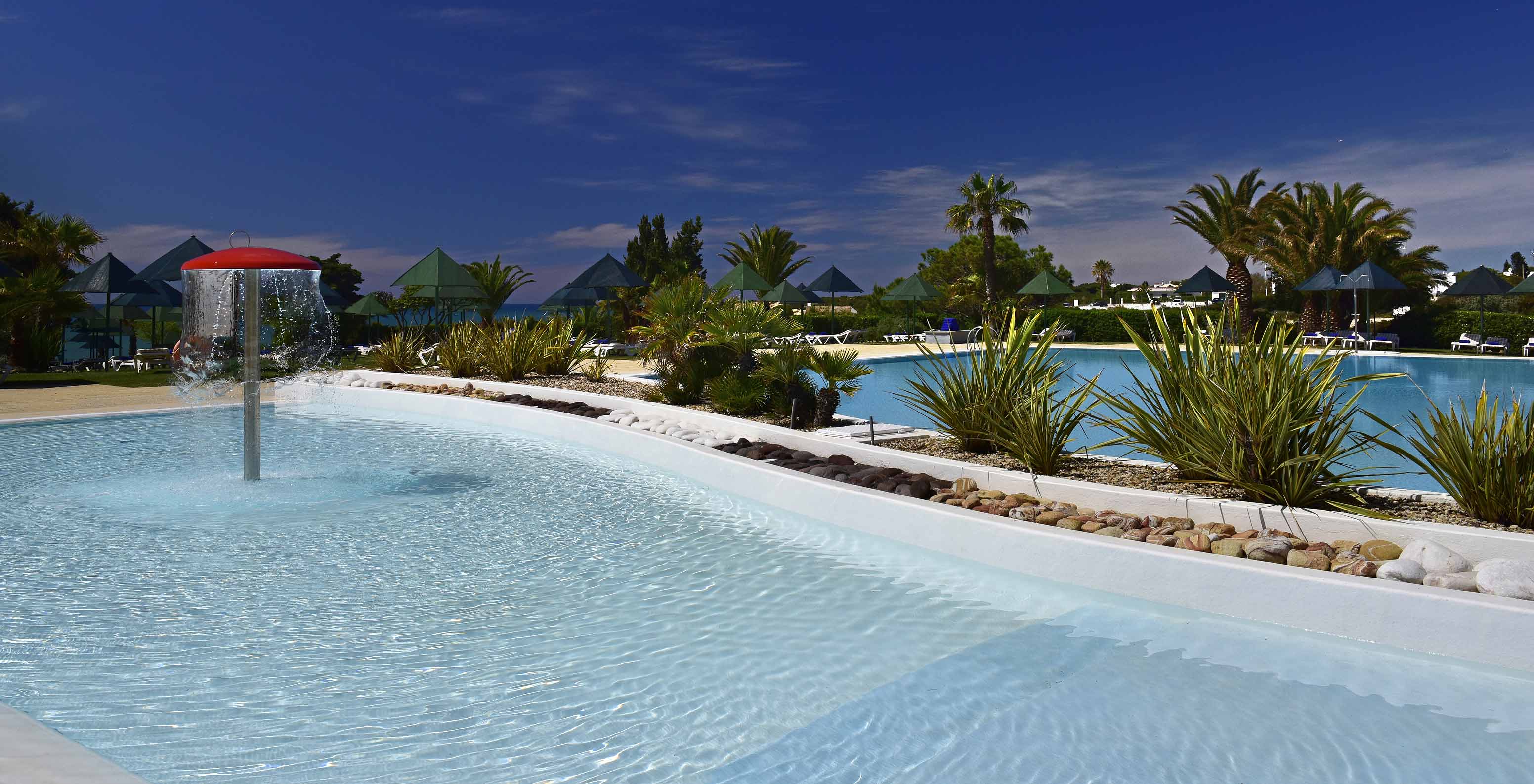 El Pestana Viking, hotel de 4 estrellas en Alvor, tiene una piscina para niños y una para adultos con tumbonas alrededor