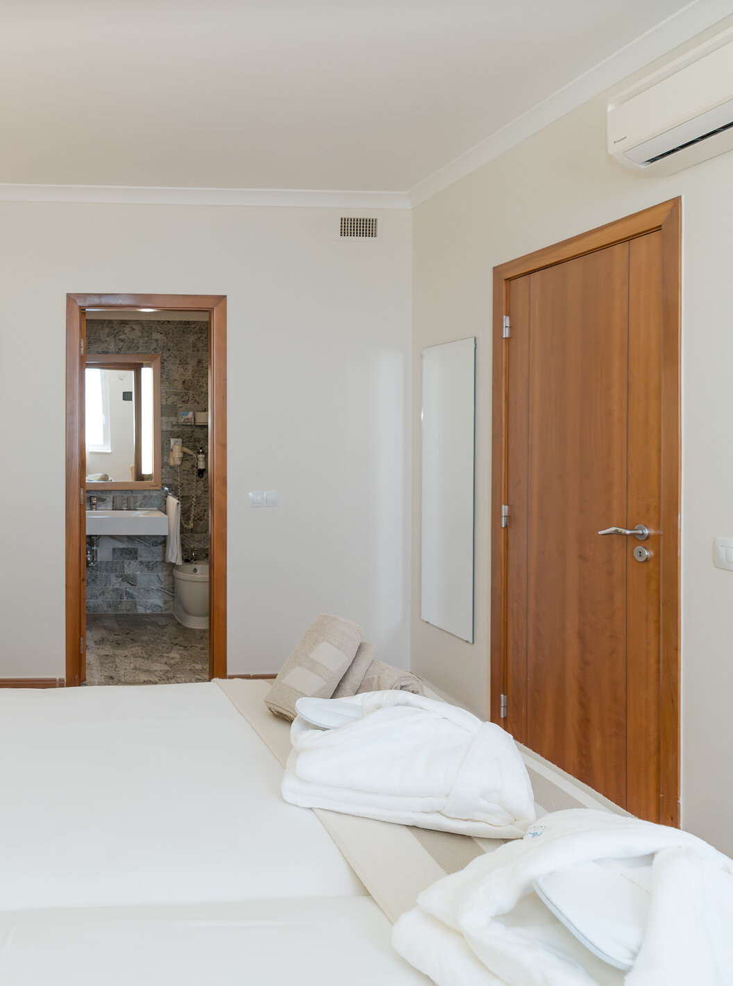 La Suite Vista Mar del Pestana Viking tiene dos camas con mesa de noche y baño