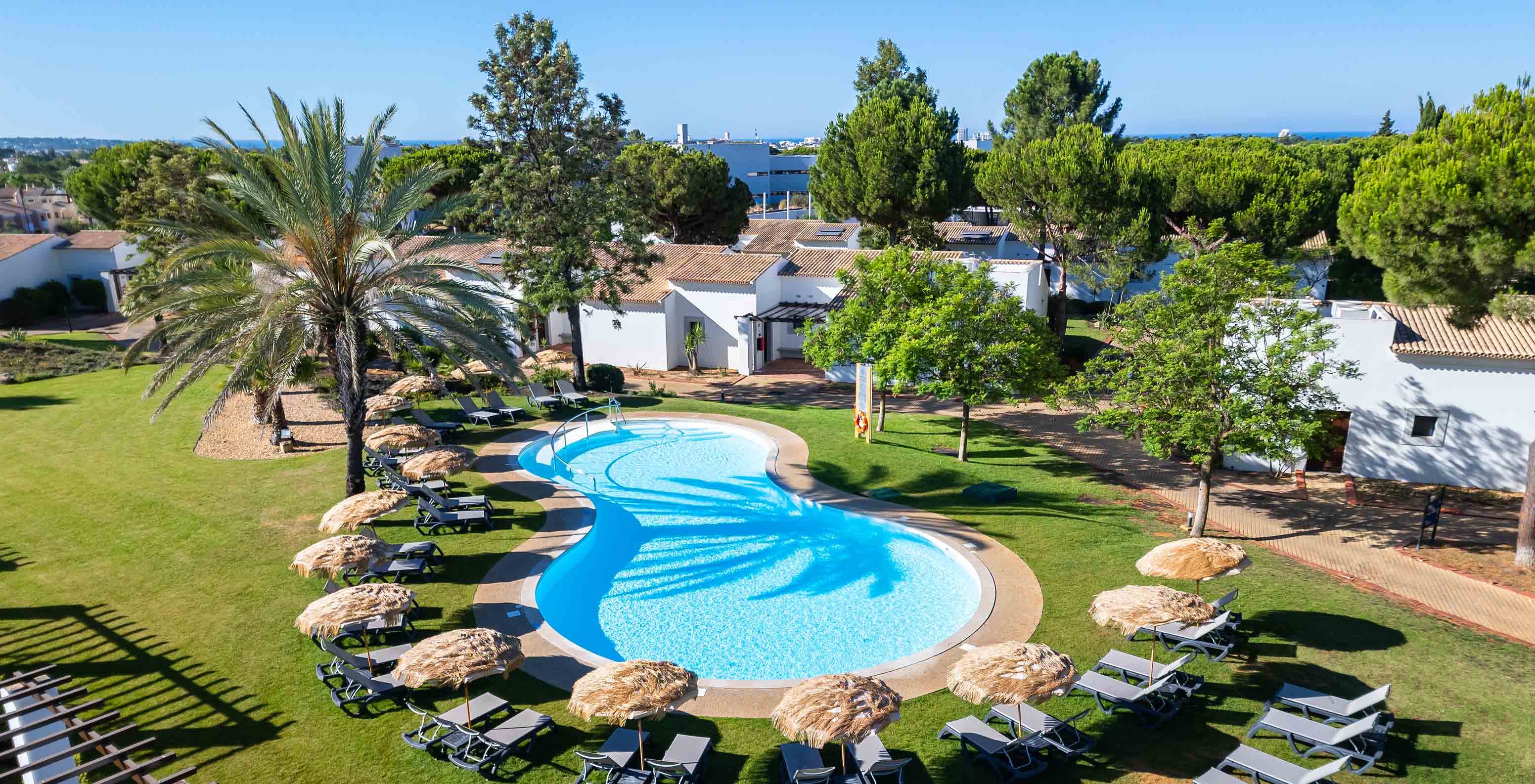 Vista de la piscina desde las villas del Pestana Vila Sol - Vilamoura, un hotel con golf y spa en el Algarve