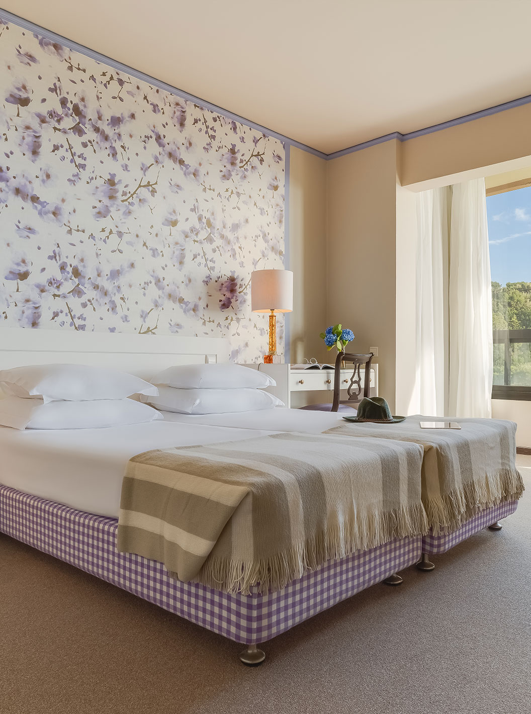 El Standard Vista Jardín del Pestana Bahia Praia es un cuarto espacioso con dos camas, mesita y escritorio