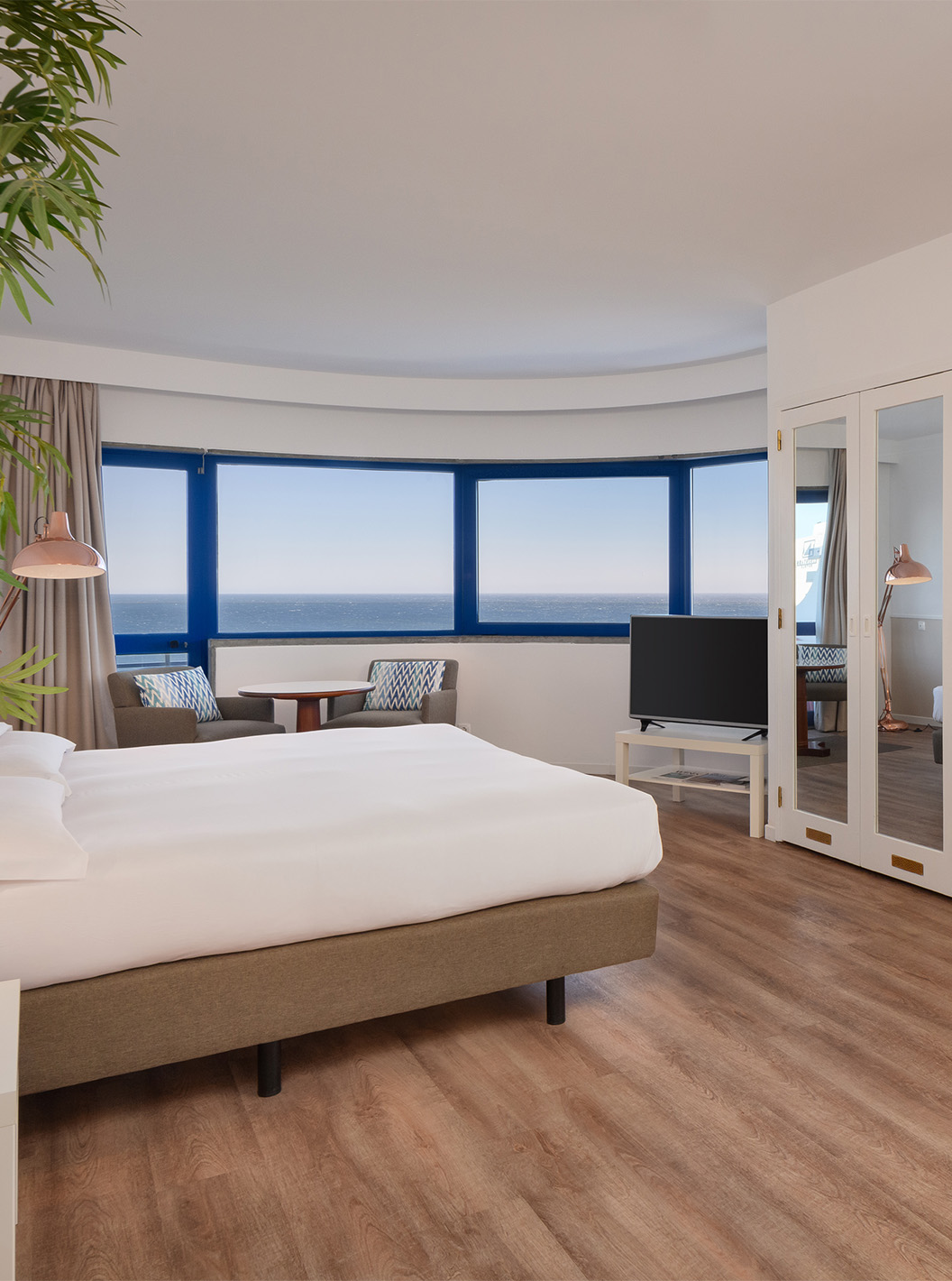 La Habitación Deluxe Superior Vista Mar del Pestana Cascais cuenta con cama de matrimonio, televisión, espejo y vista al mar