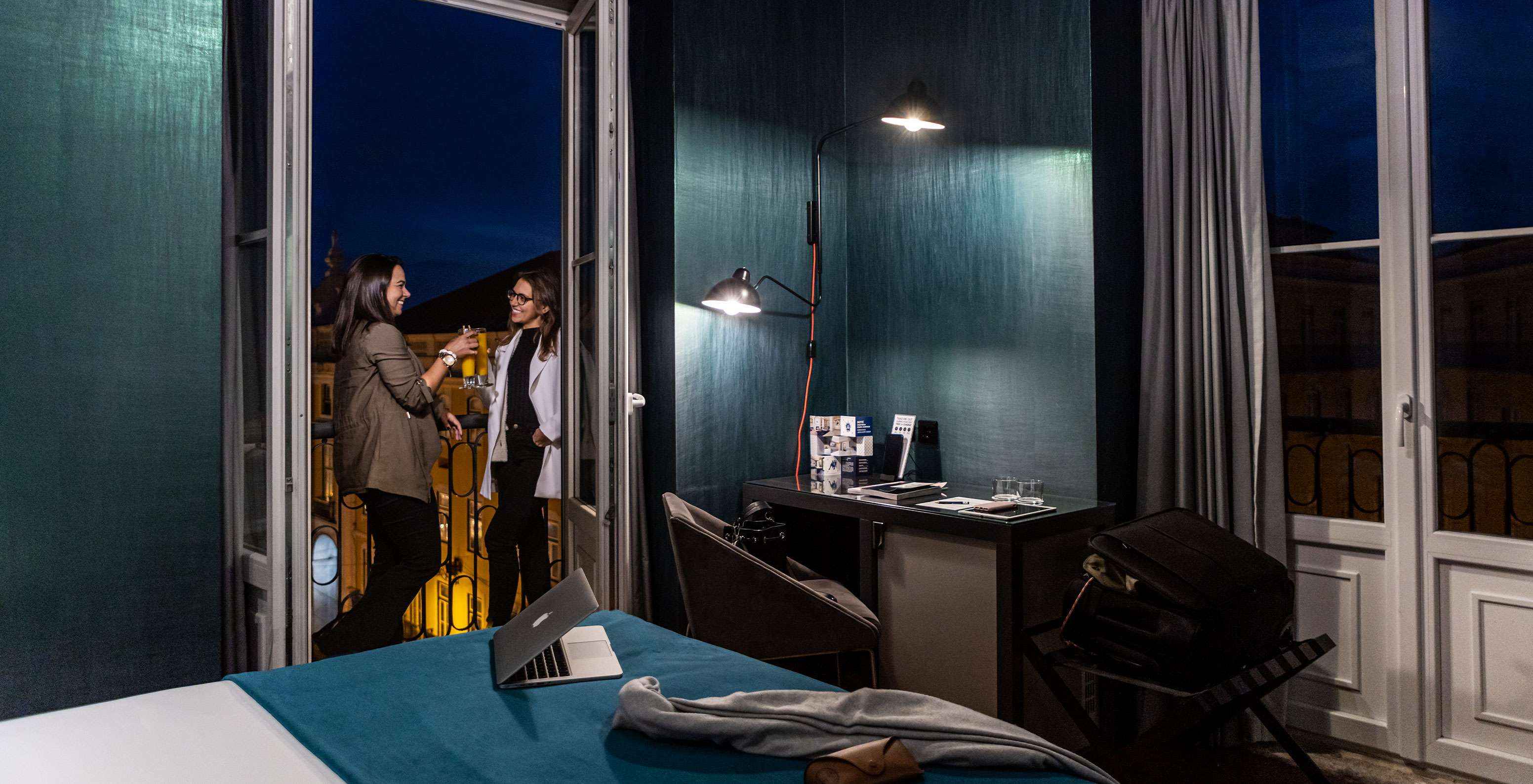 En el CR7 Superior Corner del Pestana CR7 Lisboa se puede disfrutar de una bebida en el balcón con vista a la Baixa de Lisboa