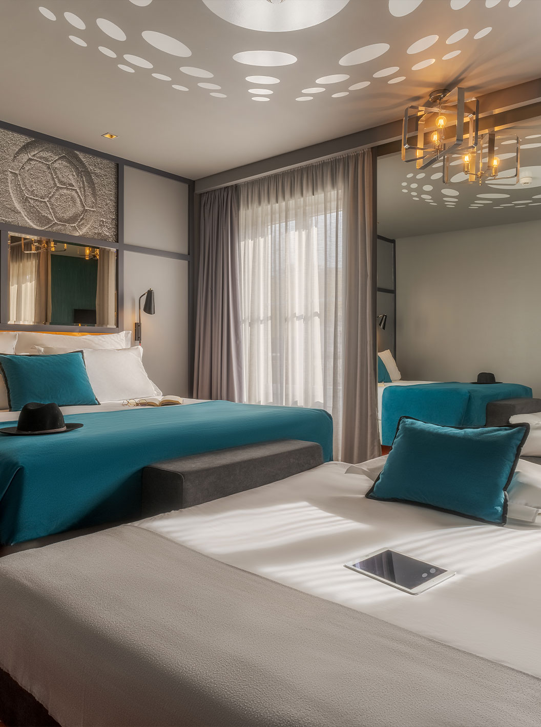 El CR7 Familiar Hat-Trick del Pestana CR7 Lisboa tiene dos camas: una cama doble y un sofá cama