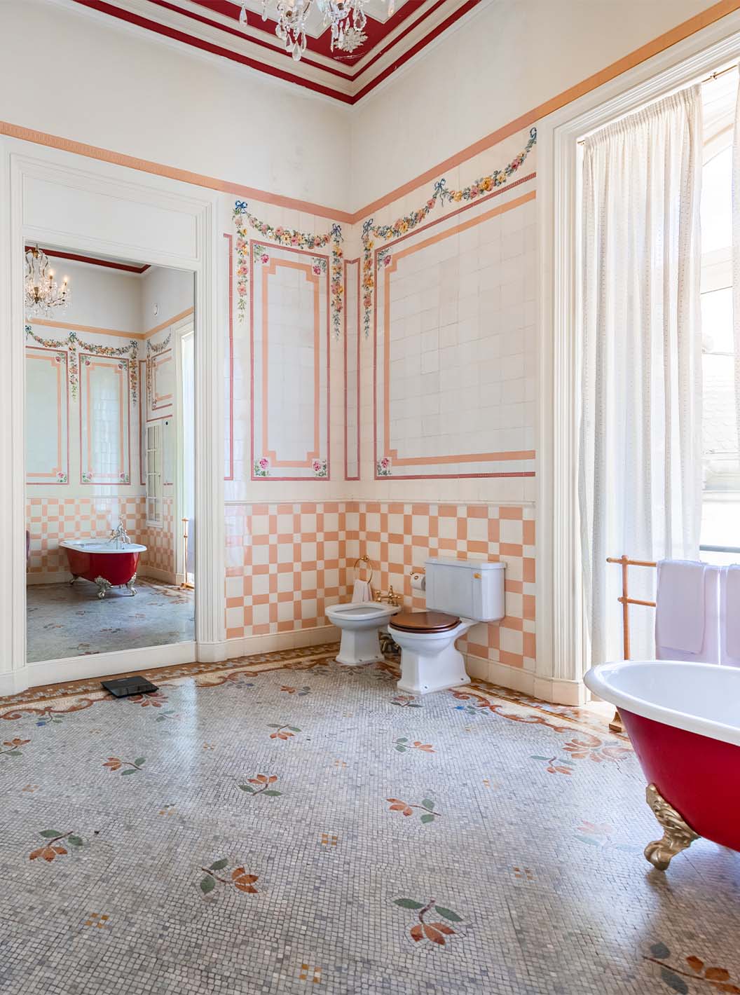 La Suite D. Amélia del Pestana Palace Lisboa tiene un baño grande con azulejos, ventana, bañera, ducha y espejo