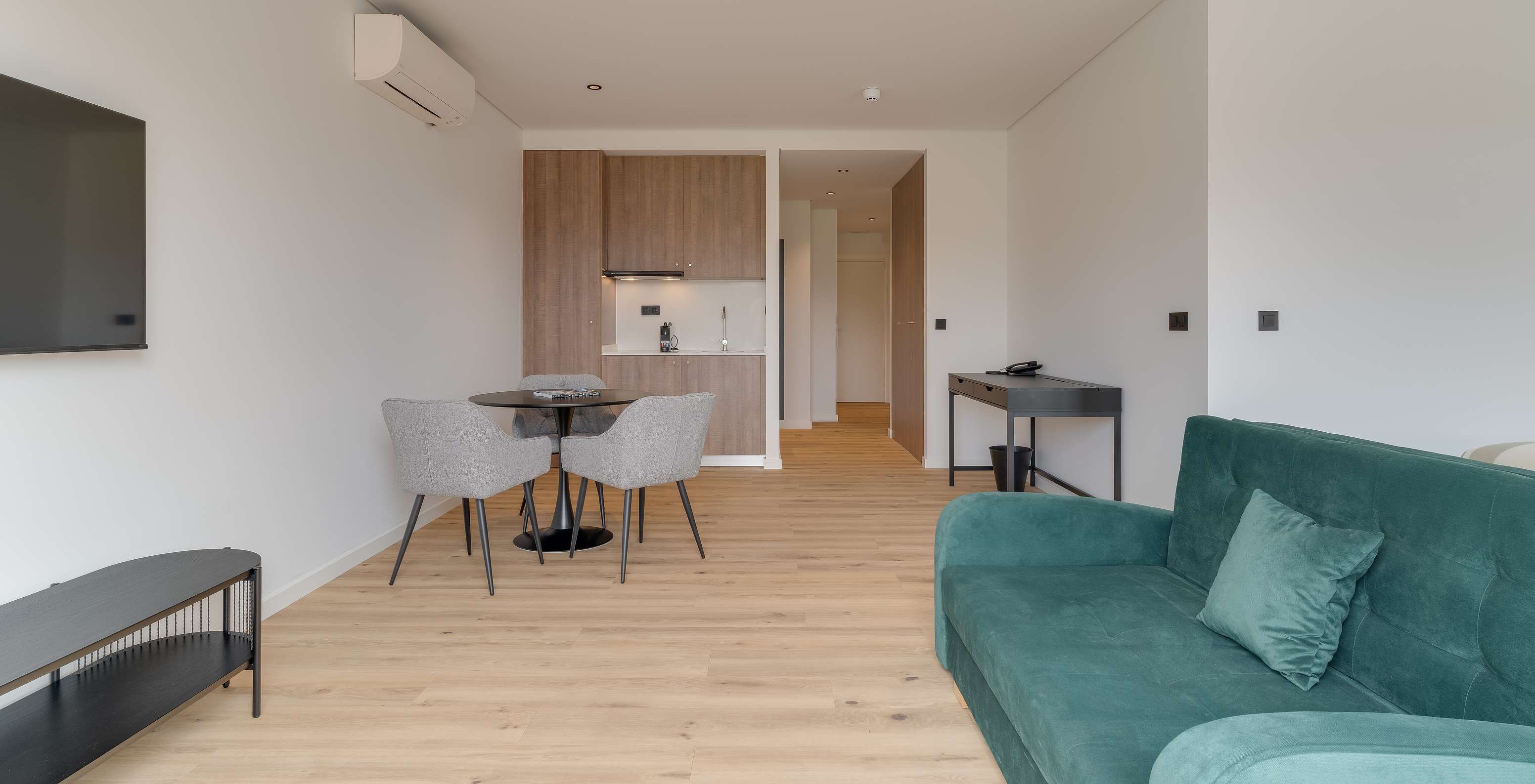 El Familiar con Terraza - Clubhouse del Pestana Sintra Golf tiene un sofá, televisión, aire acondicionado, mesa y kitchenette