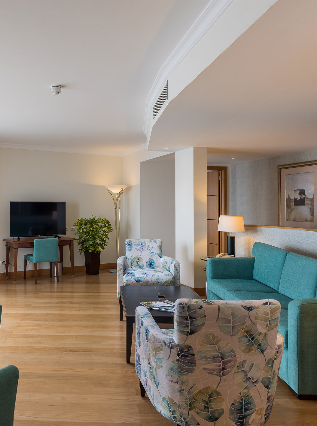 La Master Suite Vista Mar del Pestana Grand tiene una sala de estar, sofá con sillas y mesa de centro, y televisor