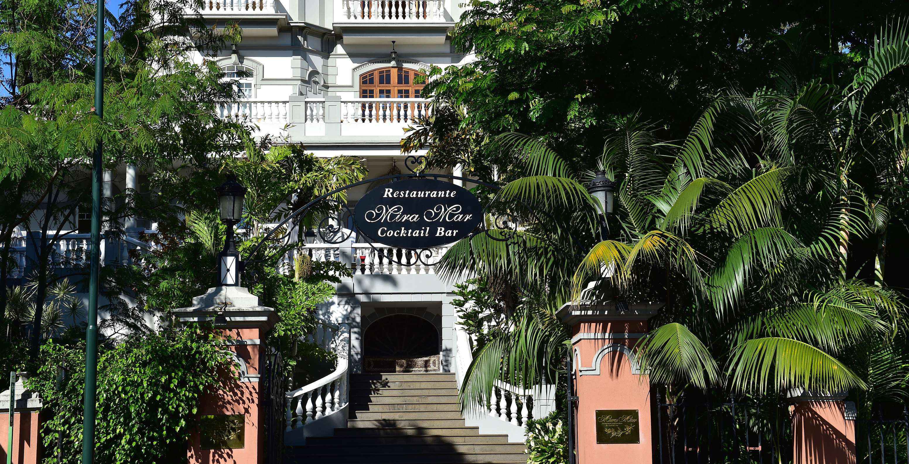Fachada del restaurante de la Quinta Miramar, un edificio blanco imponente en medio de la vegetación, ideal para eventos