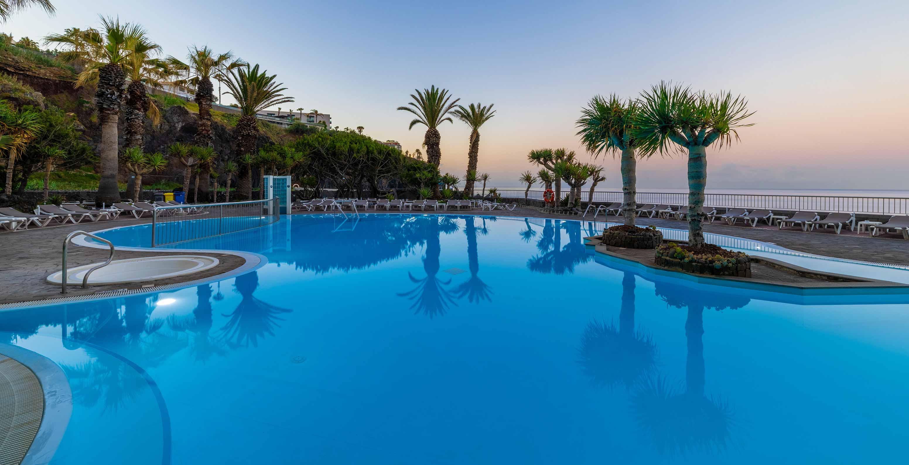 Pestana Ocean Bay All Inclusive, un Hotel Todo Incluido frente al mar, con piscina y varias palmeras