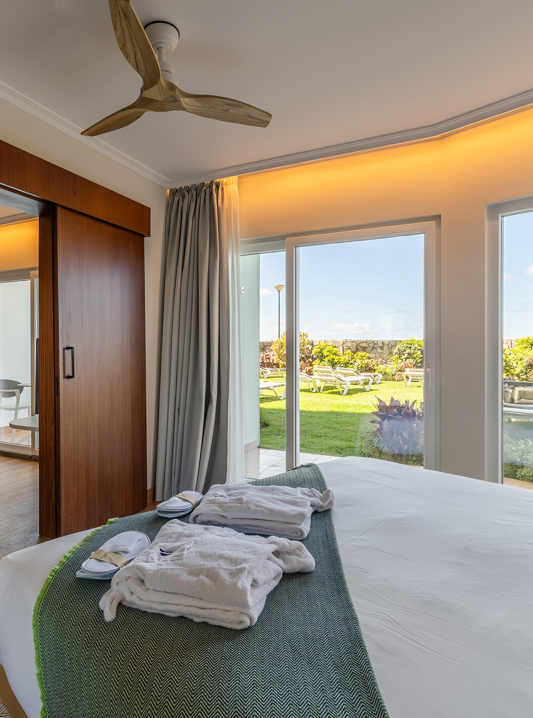 La Junior Suite Sea View del Pestana Ocean Bay All Inclusive tiene una cama de matrimonio con vistas al jardín y una sala de estar