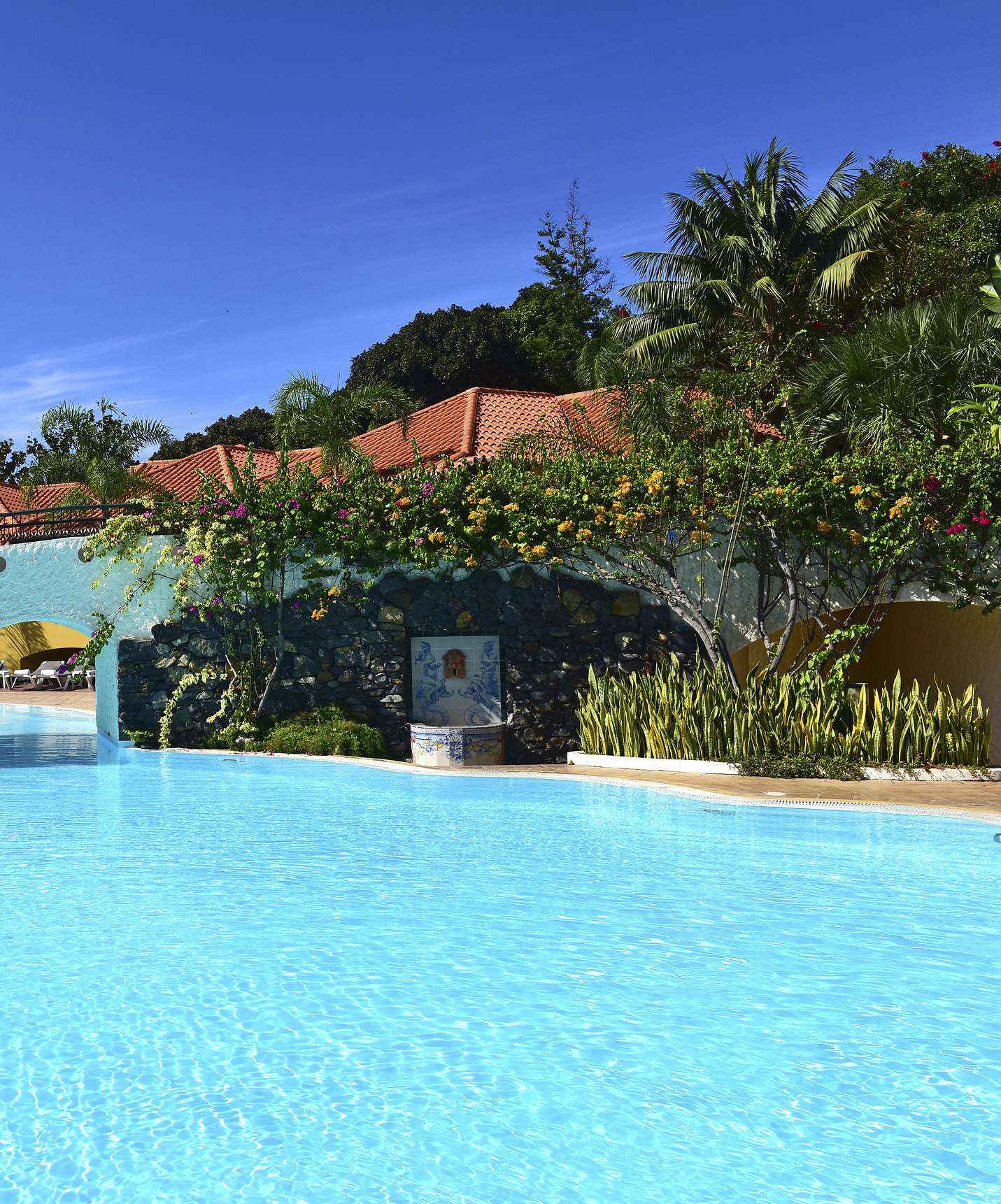 Piscina del Pestana Village, un hotel romántico en Funchal, exclusiva para niños, con un puente