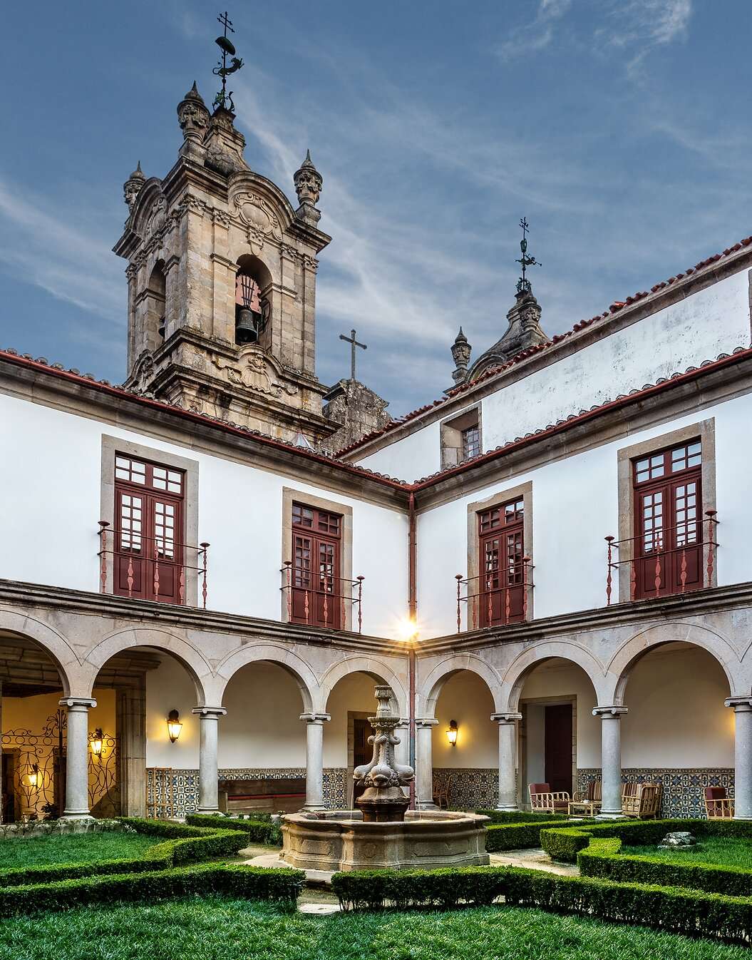 "Vista de los claustros interiores de la Pousada Mosteiro de Guimarães, un hotel en el centro histórico de Guimarães. "