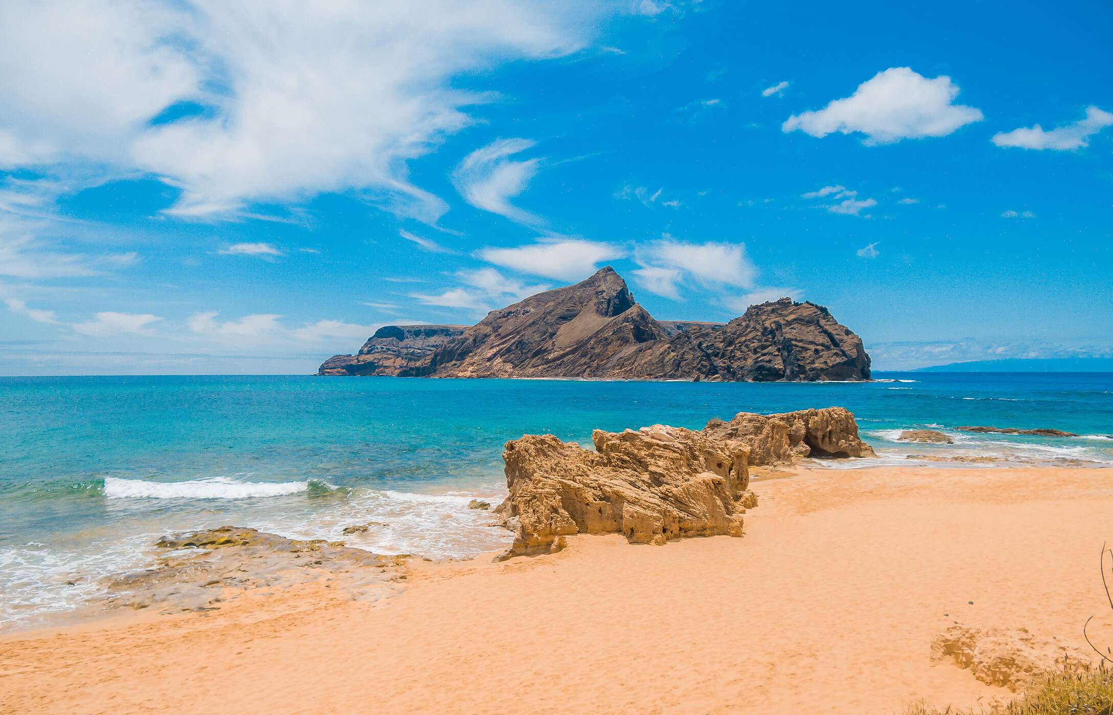 Playa de Porto Santo, con arenas doradas y aguas cristalinas con una segunda isla en el fondo