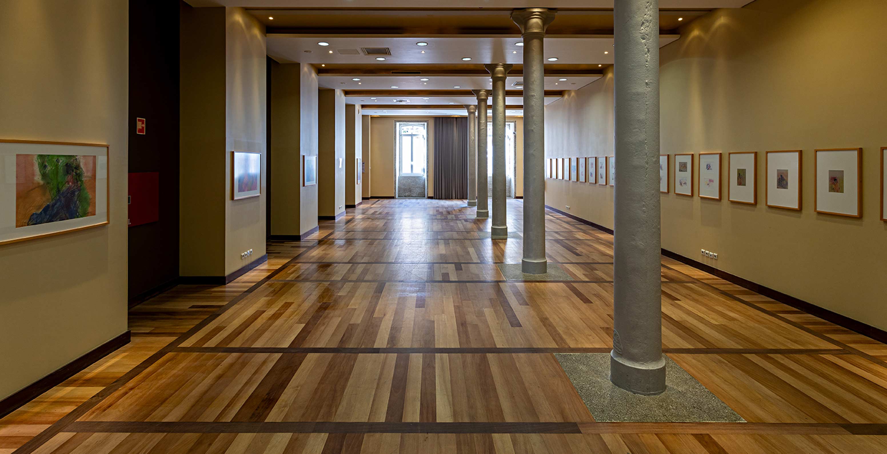 Sala D. Jerónimo con una ventana y varios pilares en el Pestana Palácio do Freixo Hotel Histórico junto al Duero