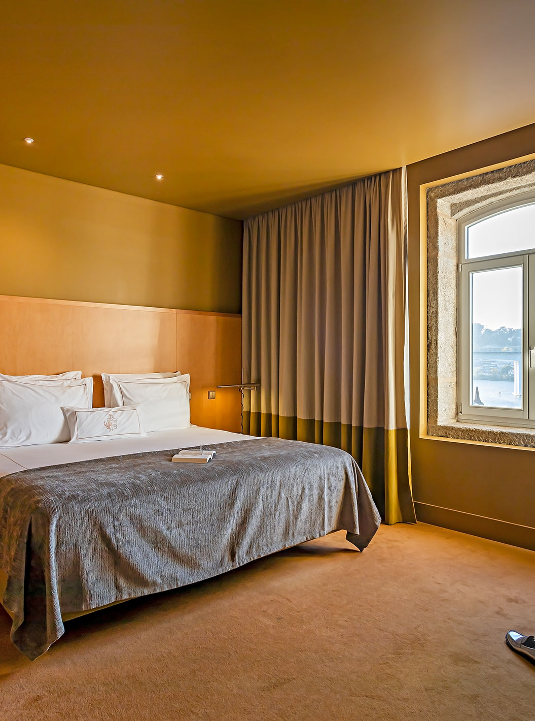 El Executive tiene una cama doble con una ventana con vista al río Duero