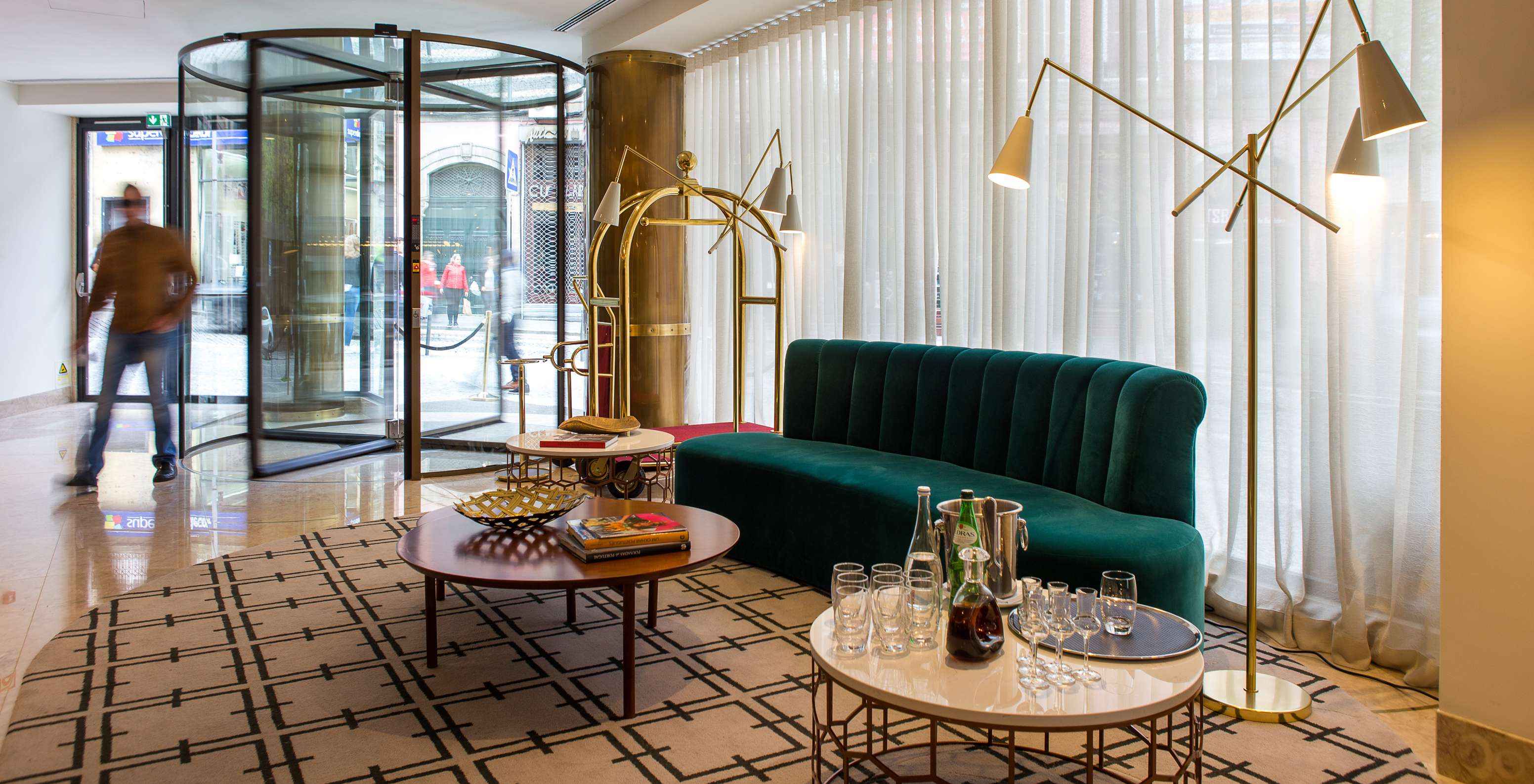 El Pestana Porto - A Brasileira, el hotel 5 estrellas en la ciudad de Oporto, tiene un lobby con sofá para huéspedes