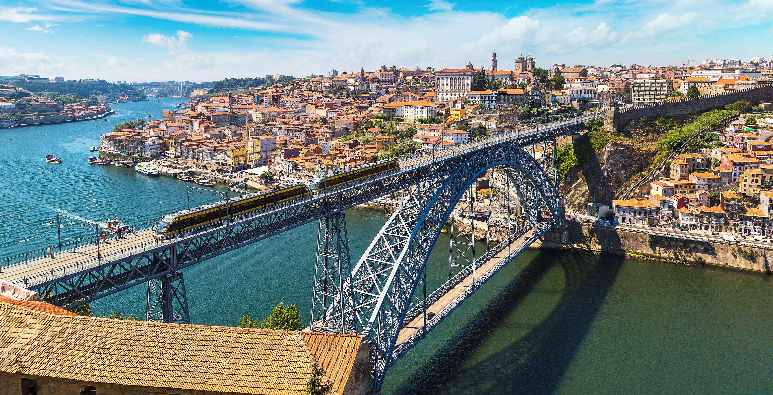 Quédese en el Pestana Vintage Porto y pasee por el icónico puente Dom Luís I, mientras disfruta de las vistas del río Douro