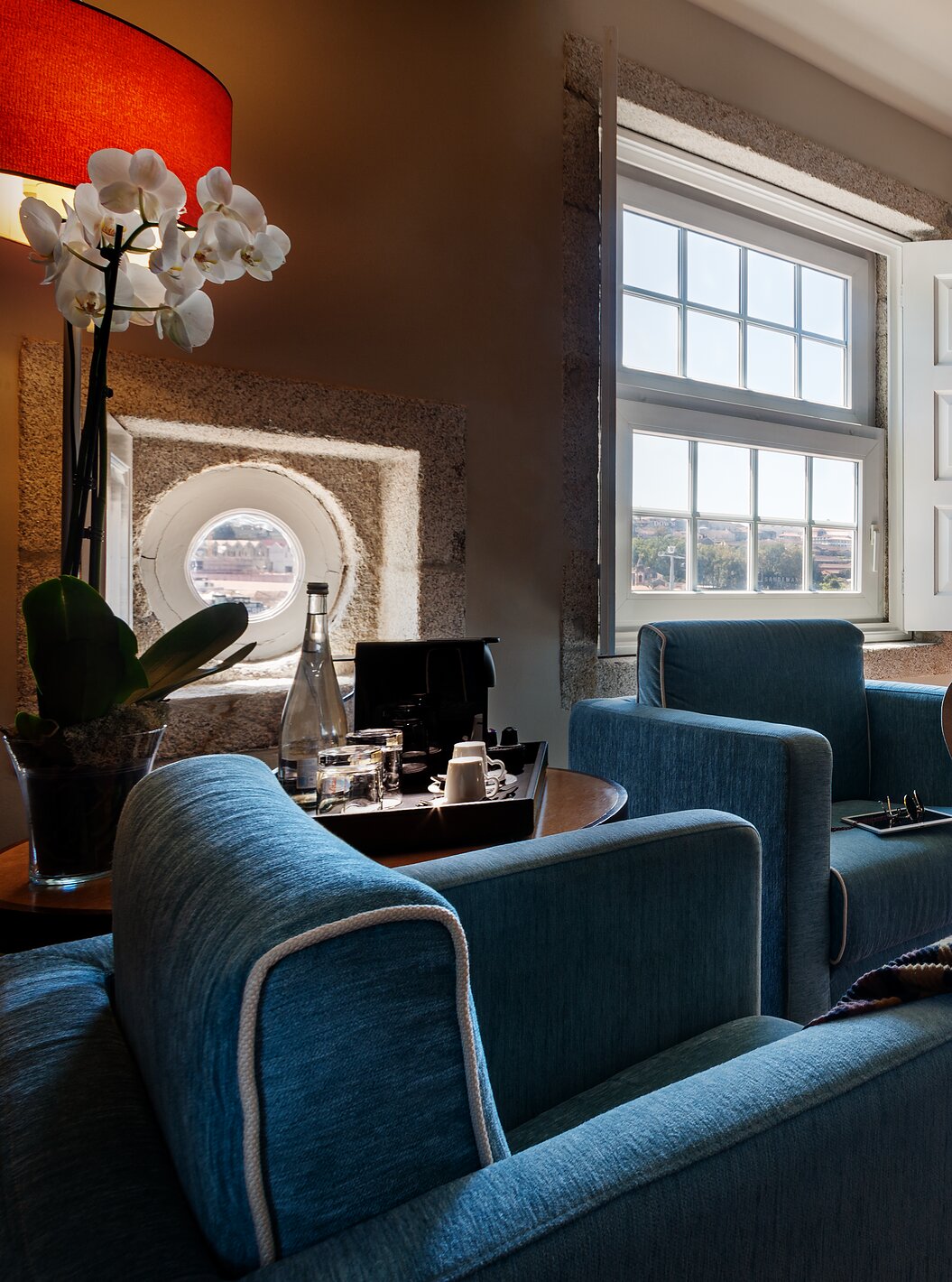 El Plaza del Pestana Vintage Porto tiene dos camas, dos sillones, un tronco de madera en el techo y dos ventanas grandes