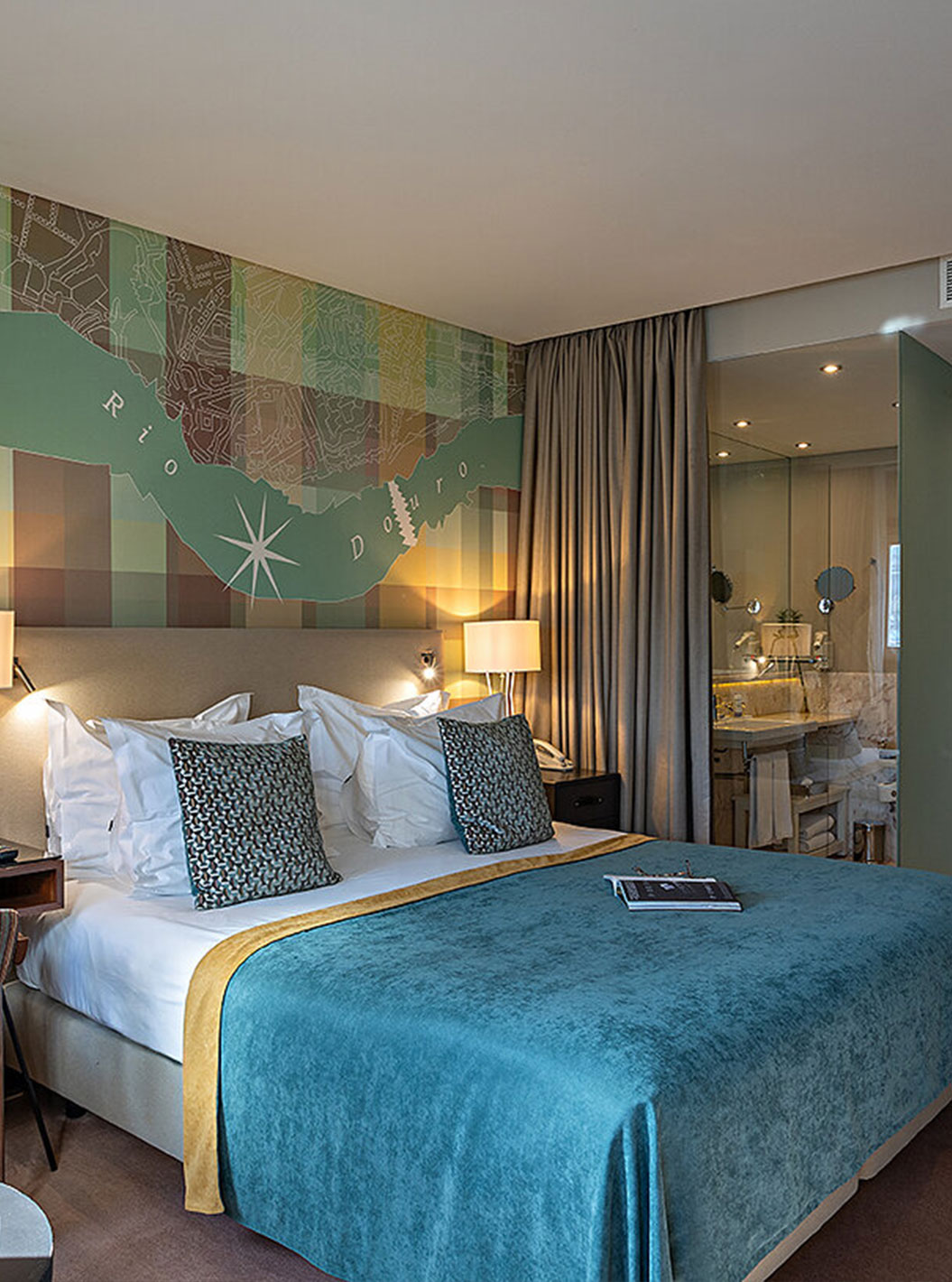 El Vintage Front View del Pestana Vintage Porto tiene una cama doble y un escritorio con un servicio de tetera