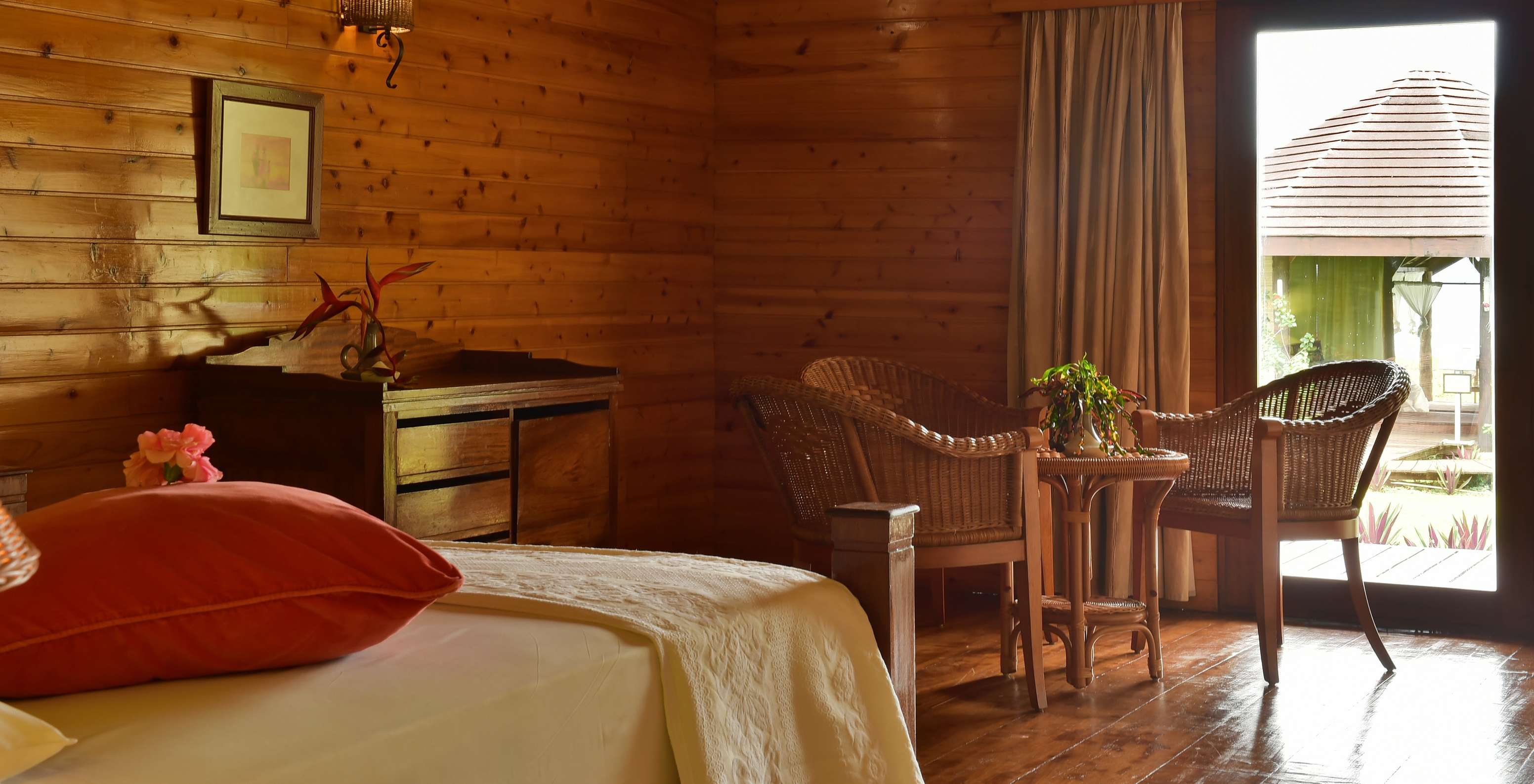 El Duplo Superior del Pestana Equador Ilheu das Rolas tiene una cama, una cómoda de madera y una mesa y sillas de mimbre