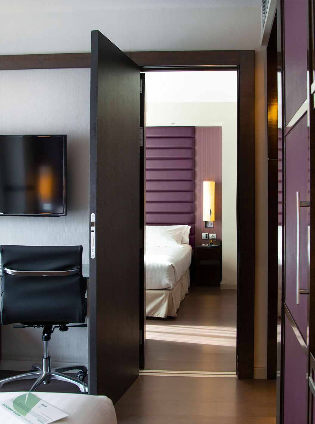 El Large Family Room del Pestana Arena Barcelona tiene dos habitaciones comunicantes y televisión en cada habitación