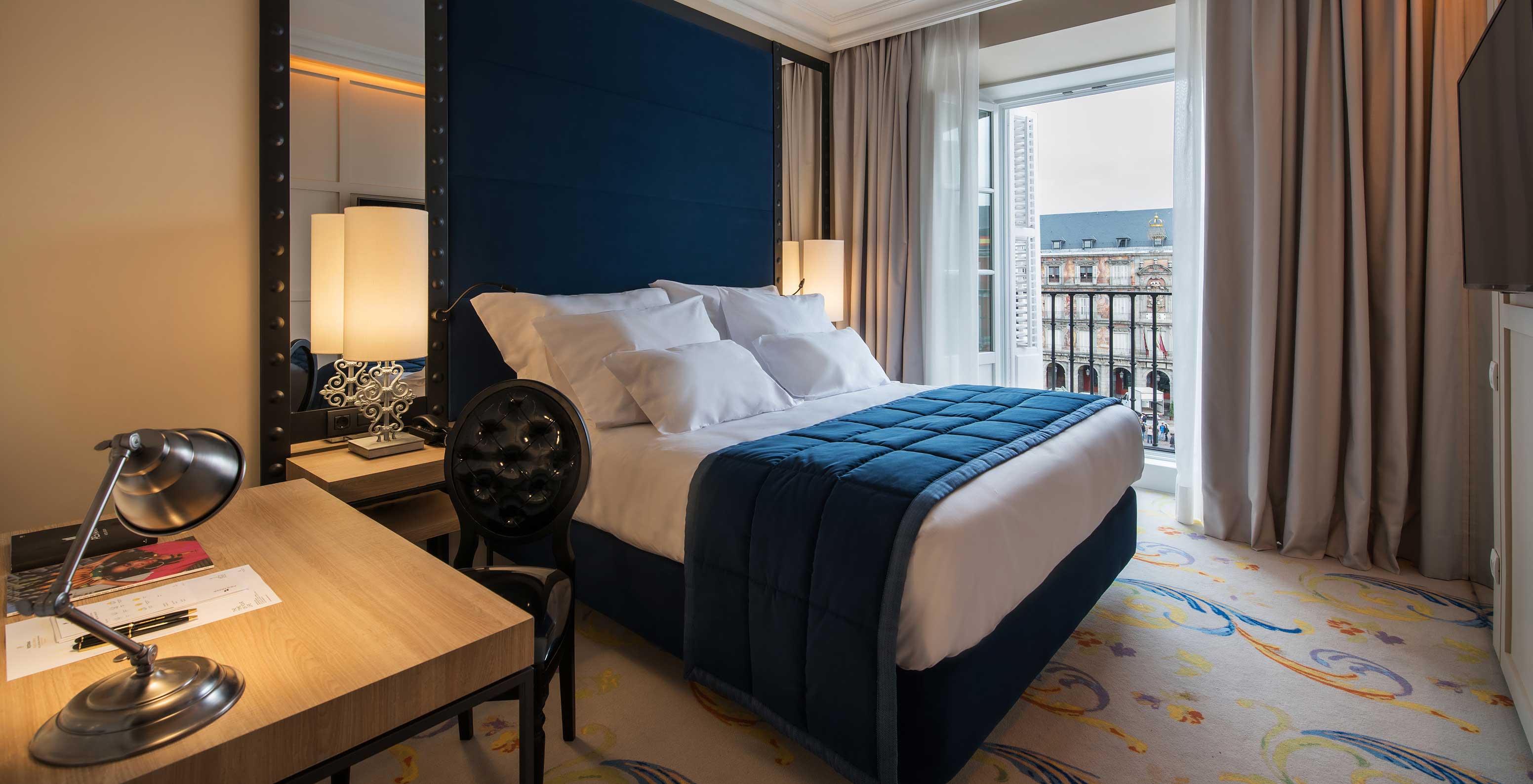 El Superior Plaza Mayor del Pestana Plaza Mayor Madrid tiene cama, lámpara de noche, ventana