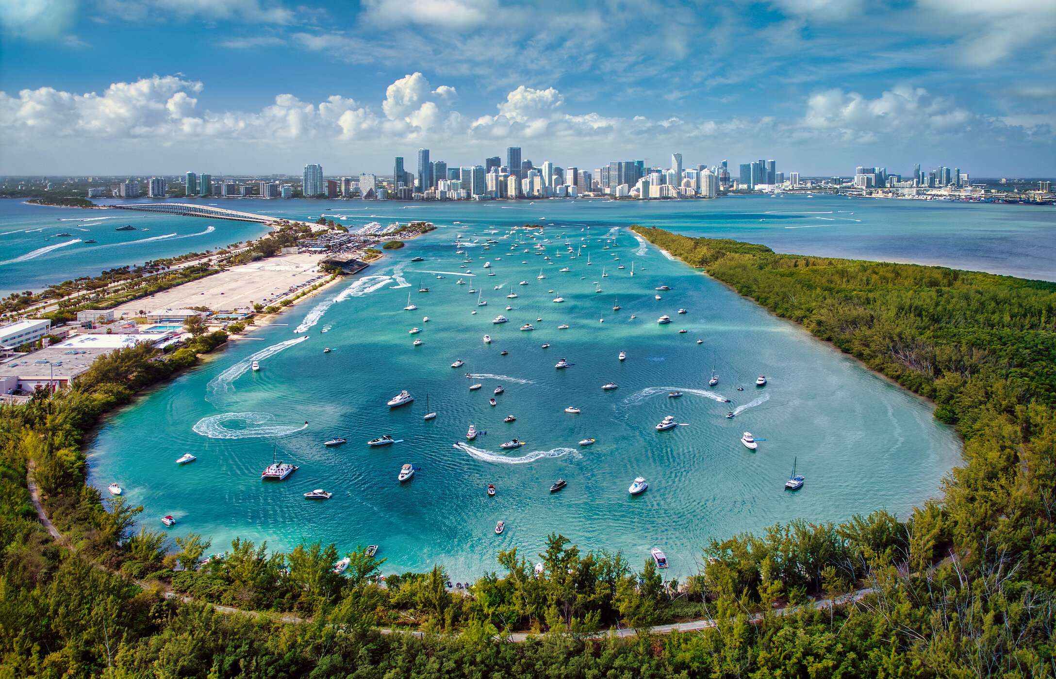 Vista sobre la Bahía Biscayne, en Miami, con aguas azules cristalinas, barcos y rascacielos al fondo