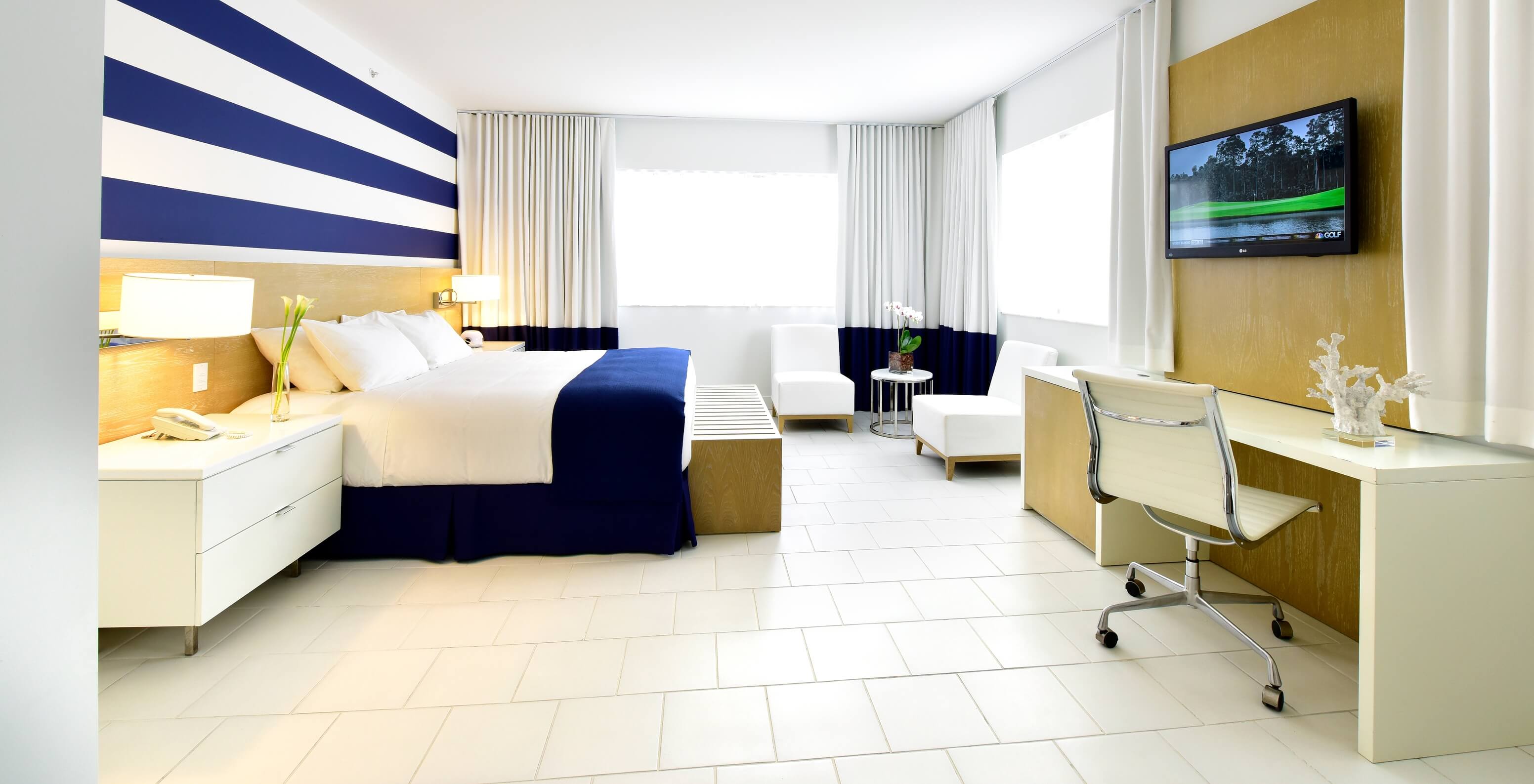 El Superior King del Pestana Miami South Beach cuenta con una cama, mesa de noche, televisor y escritorio
