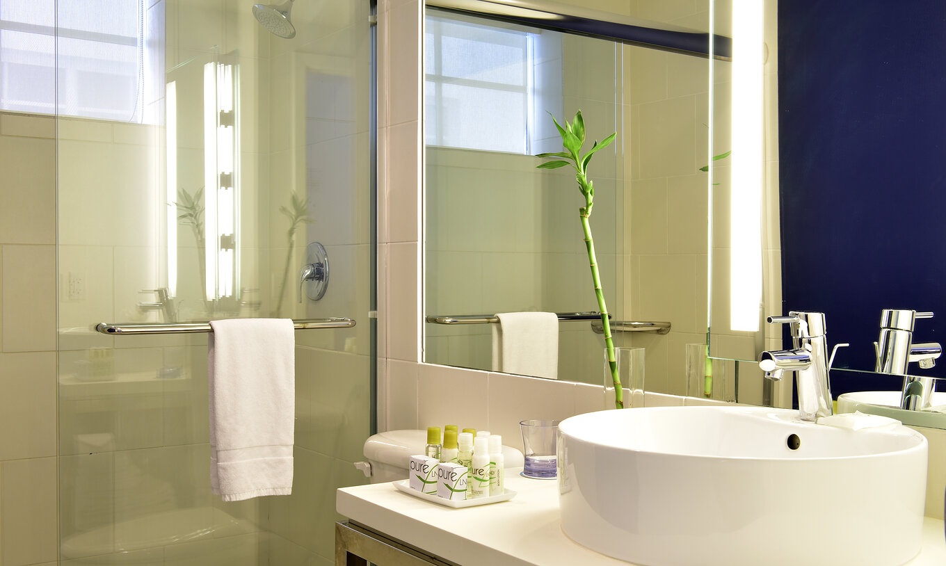 El Clásica Doble del Pestana Miami South Beach cuenta con lavabo, espejo, ducha y sanitario