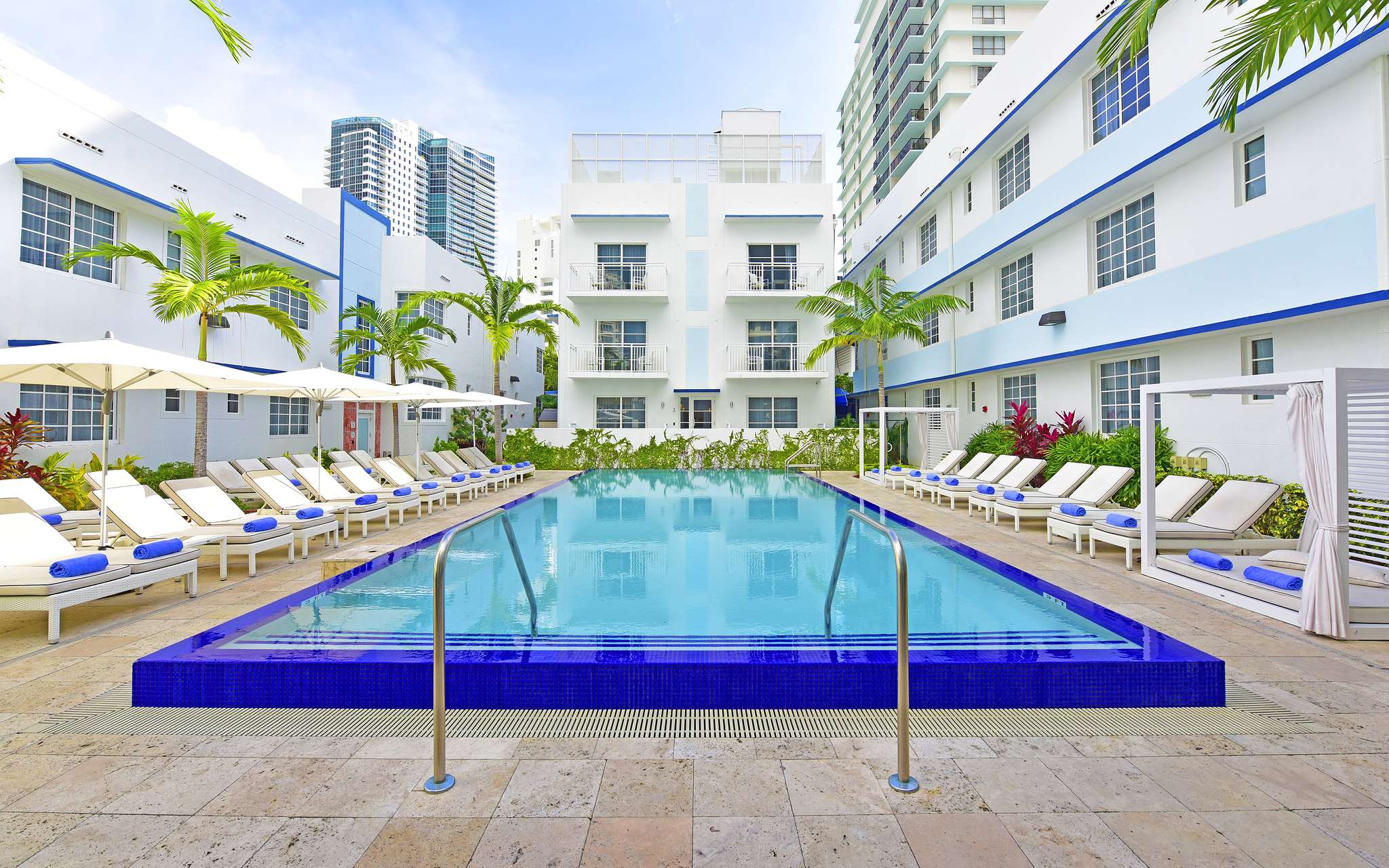 Vista de la piscina de Pestana Miami South Beach, un boutique hotel de 4 estrellas en plena Miami Beach