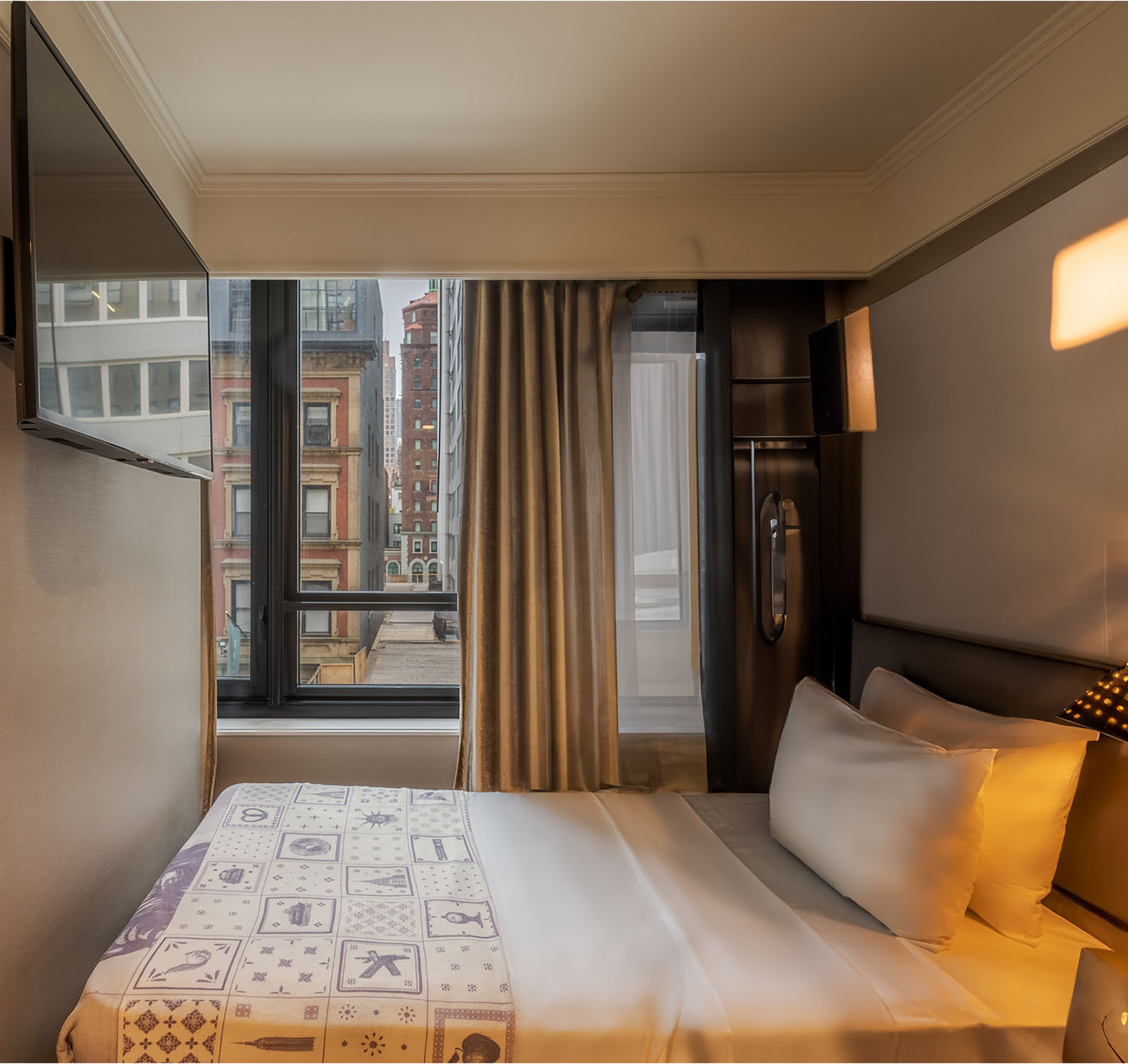 Cabin - ADA en Pestana Park Avenue tiene una cama doble junto a la ventana y una televisión en la pared