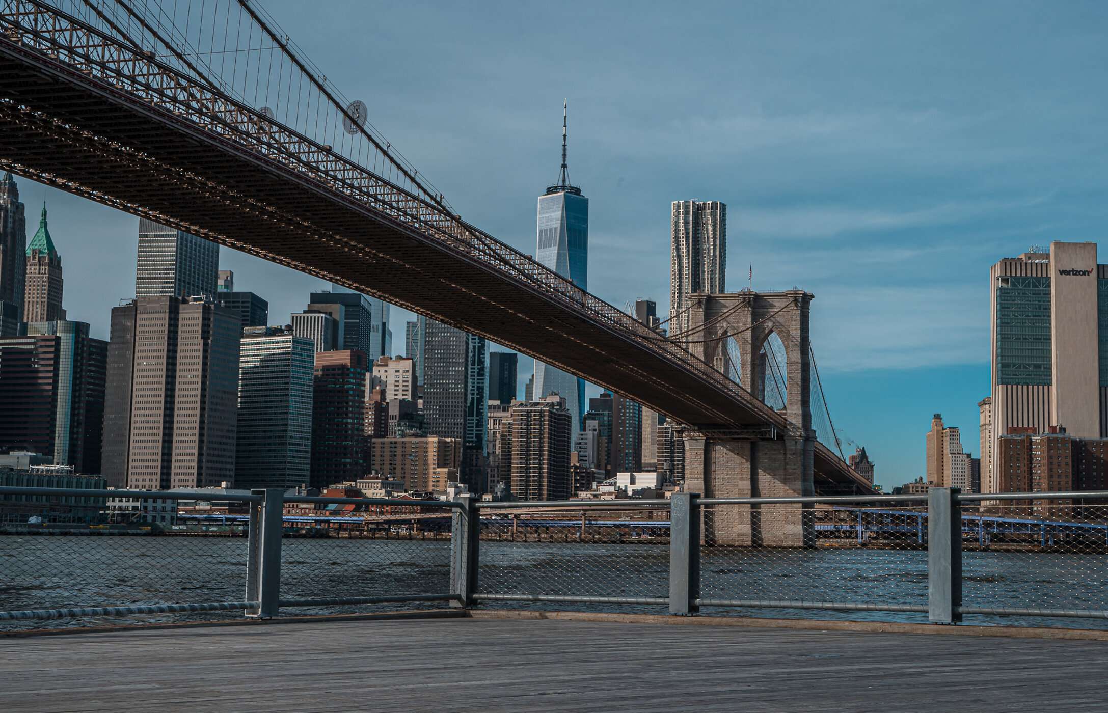 Vista del famoso Puente de Brooklyn en Nueva York, EE.UU., sobre el río Hudson, con la ciudad al fondo.
