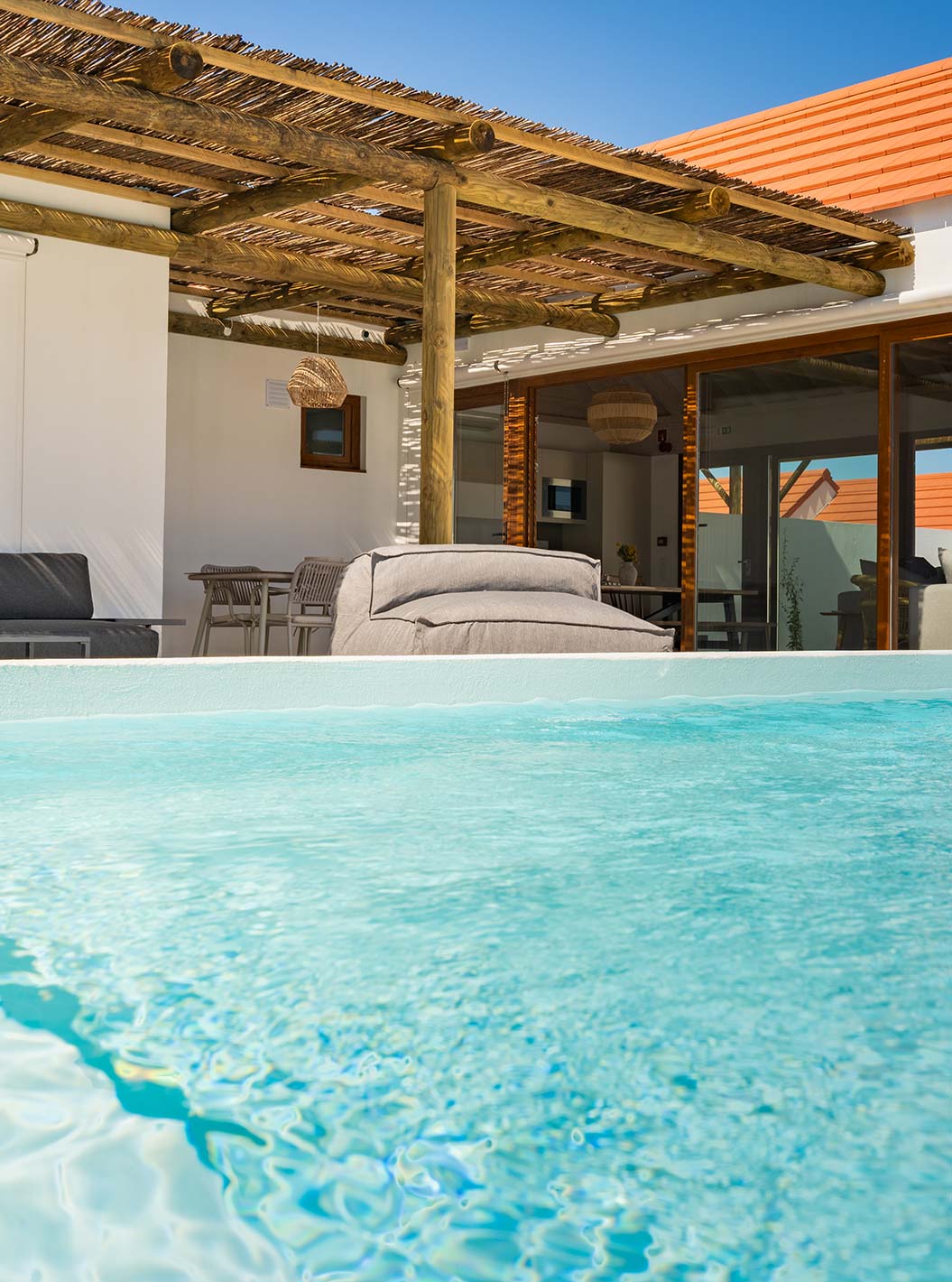 La Premium Green Villa de Pestana Comporta Village Residences tiene una piscina exterior, una zona con sofás y una mesa