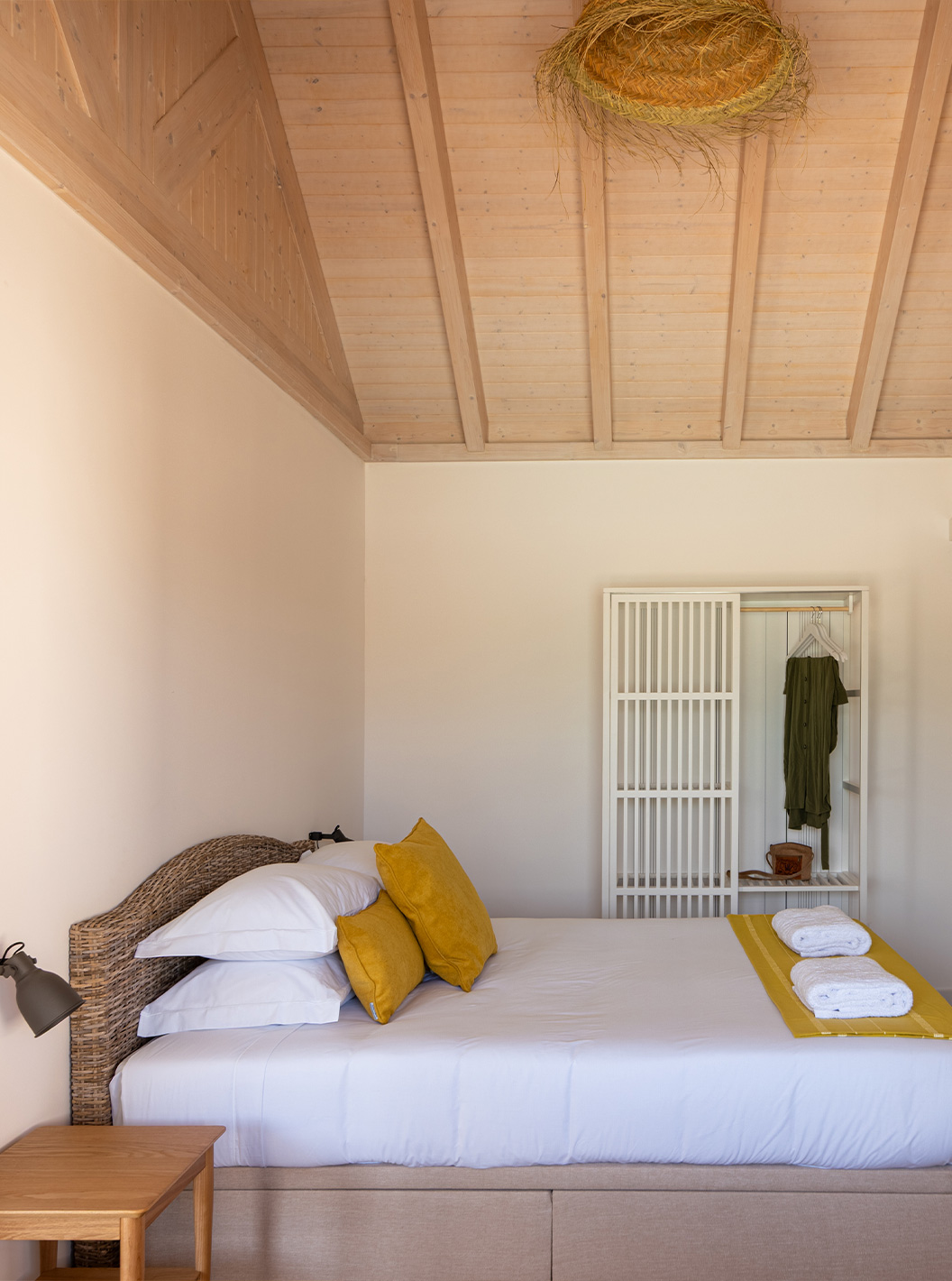 La Premium Villa de Pestana Comporta Village Residences tiene un dormitorio con cama doble, almohadas y un armario blanco