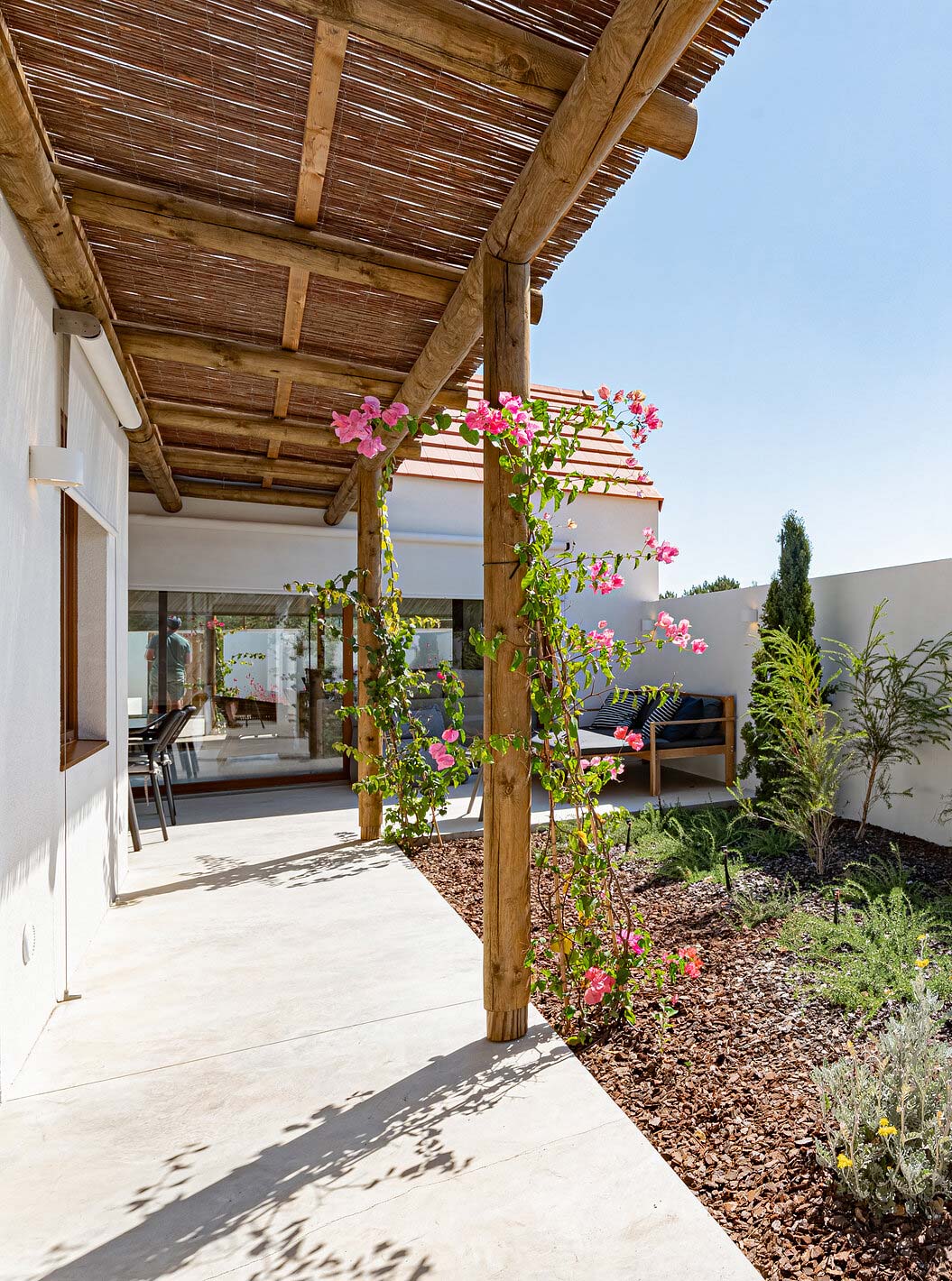 La Standard Green Villa de Pestana Comporta Village Residences tiene un jardín con plantas y una pérgola de madera