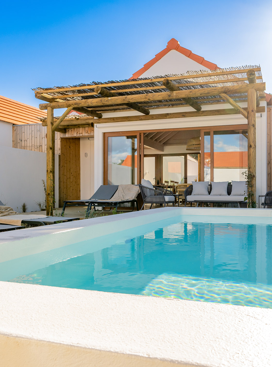 La Superior Green Villa de Pestana Comporta Village Residences tiene un exterior con piscina y varias tumbonas