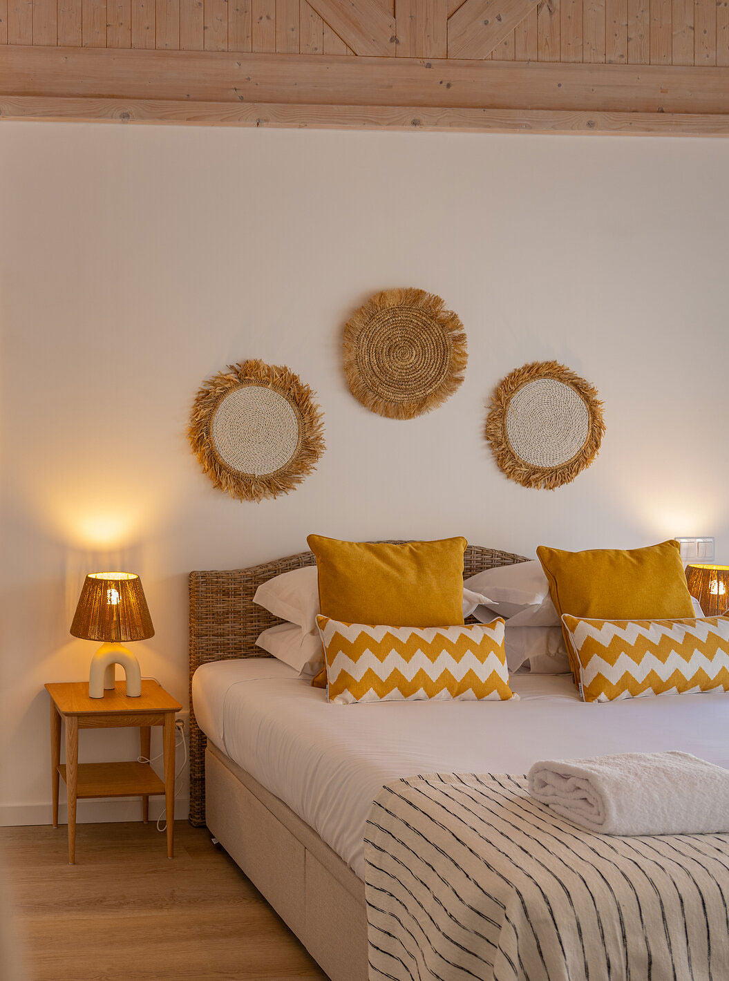 La Superior Villa de Pestana Comporta Village Residences tiene un dormitorio con cama doble y almohadas amarillas