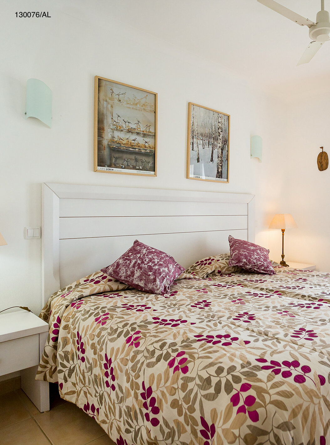 El apartamento Pestana Carvoeiro Golf T2 Estándar tiene una cama doble con dos mesitas de noche