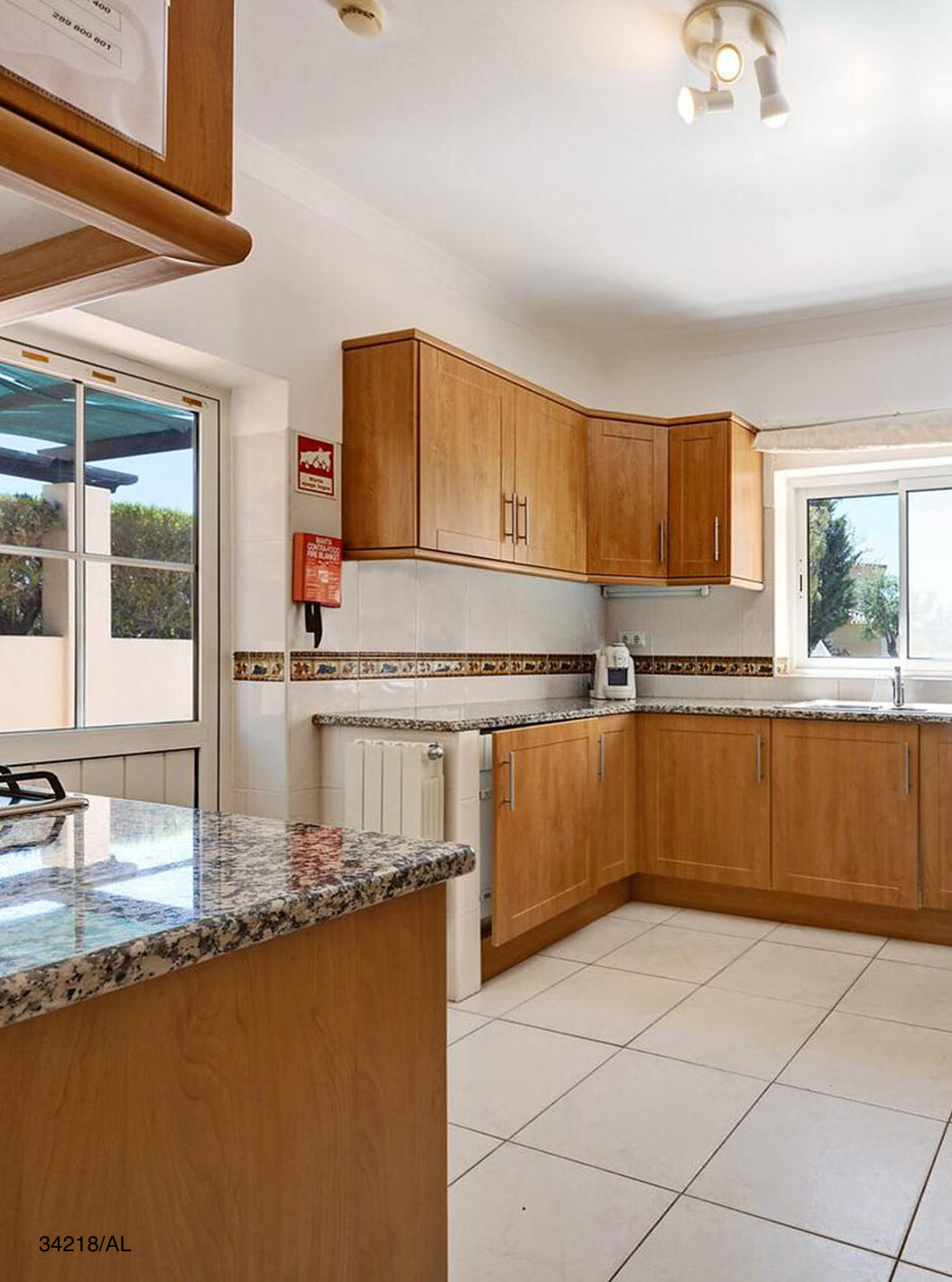 La villa Pestana Carvoeiro Golf V4 Estándar tiene una cocina equipada con gabinetes de madera y electrodomésticos