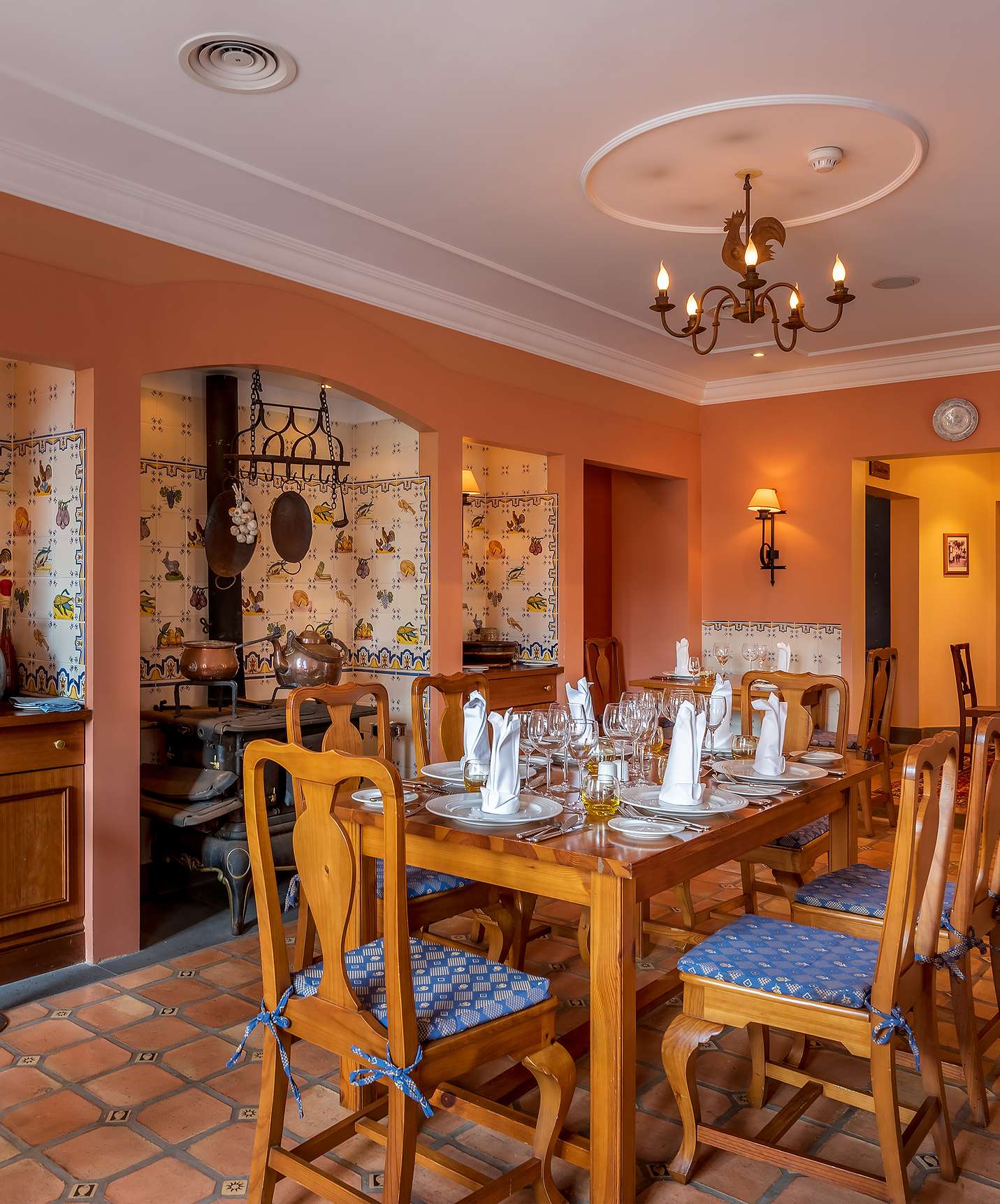Restaurante con decoración antigua, imitando una cocina, con mesas y sillas de madera, en el Quinta Perestrello