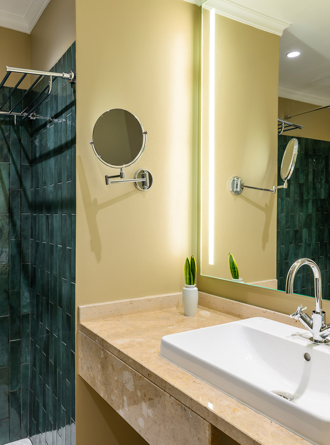 La Habitación Vista Mar Parcial con Balcón del Pestana Quinta Perestrello tiene un baño con lavabo y azulejos.