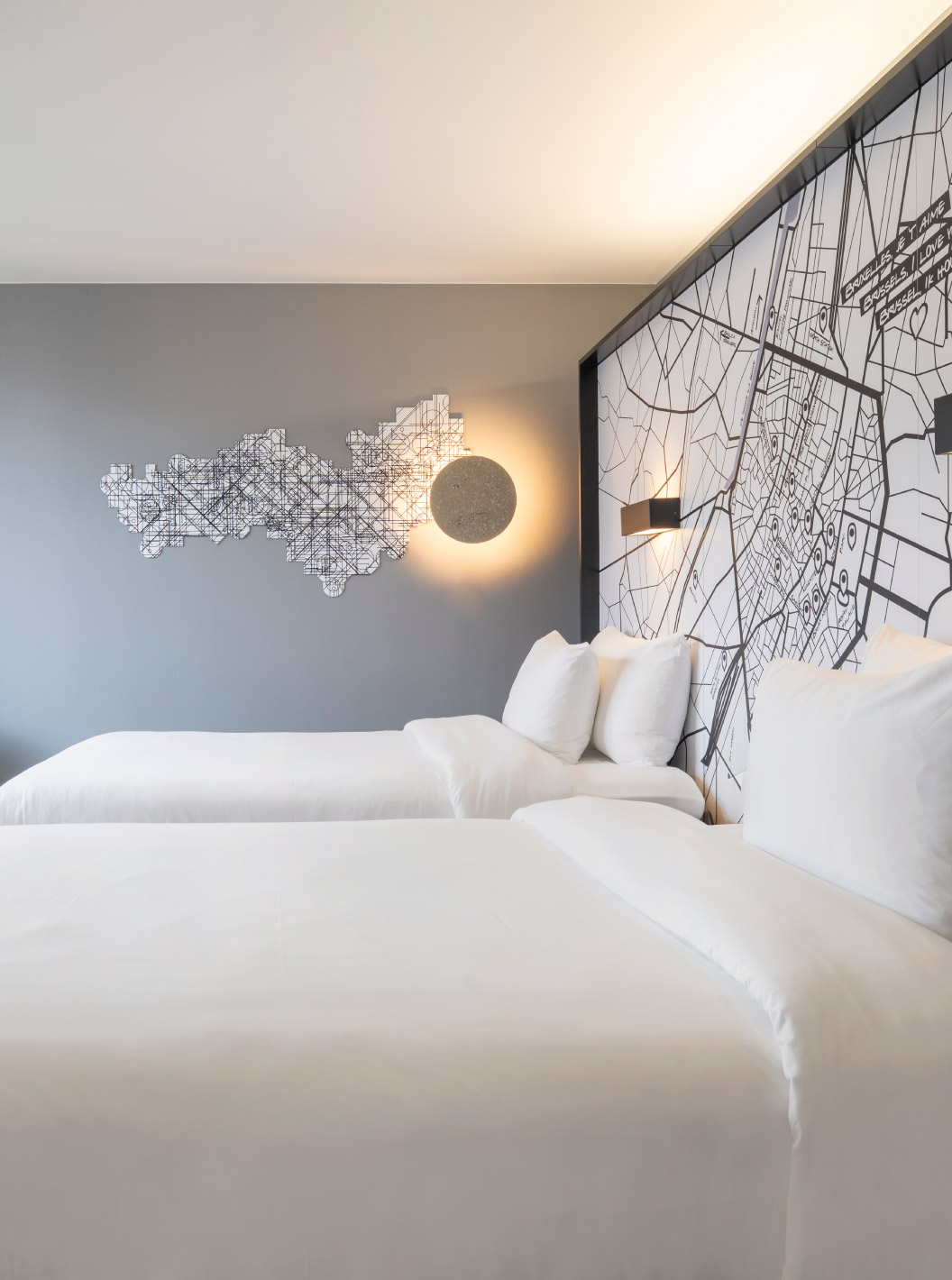 De Standard Twin van Pestana Brussels Schuman heeft twee eenpersoonsbedden, een gele stoel en een raam met uitzicht