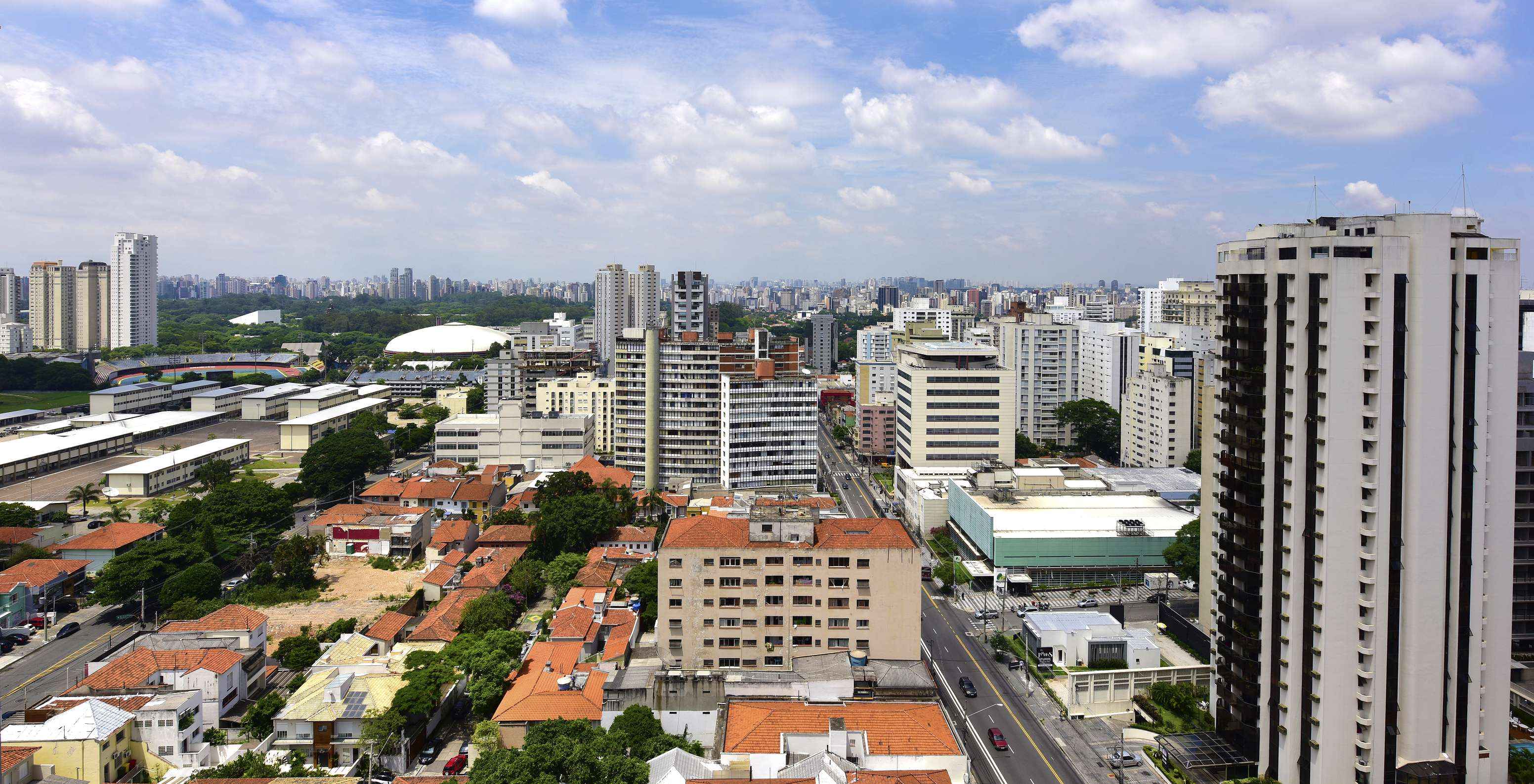 Panoramisch uitzicht over São Paulo met wolkenkrabbers, drukke straten, auto's en mensen in de stad