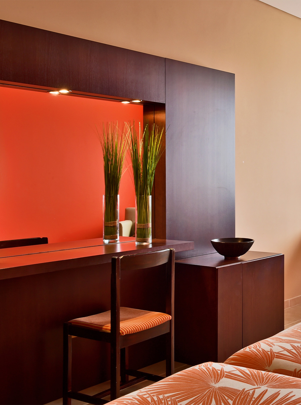 De Classic Sea View kamer van Pestana Tropico heeft een bureau met lamp en stoel, bed en spiegel